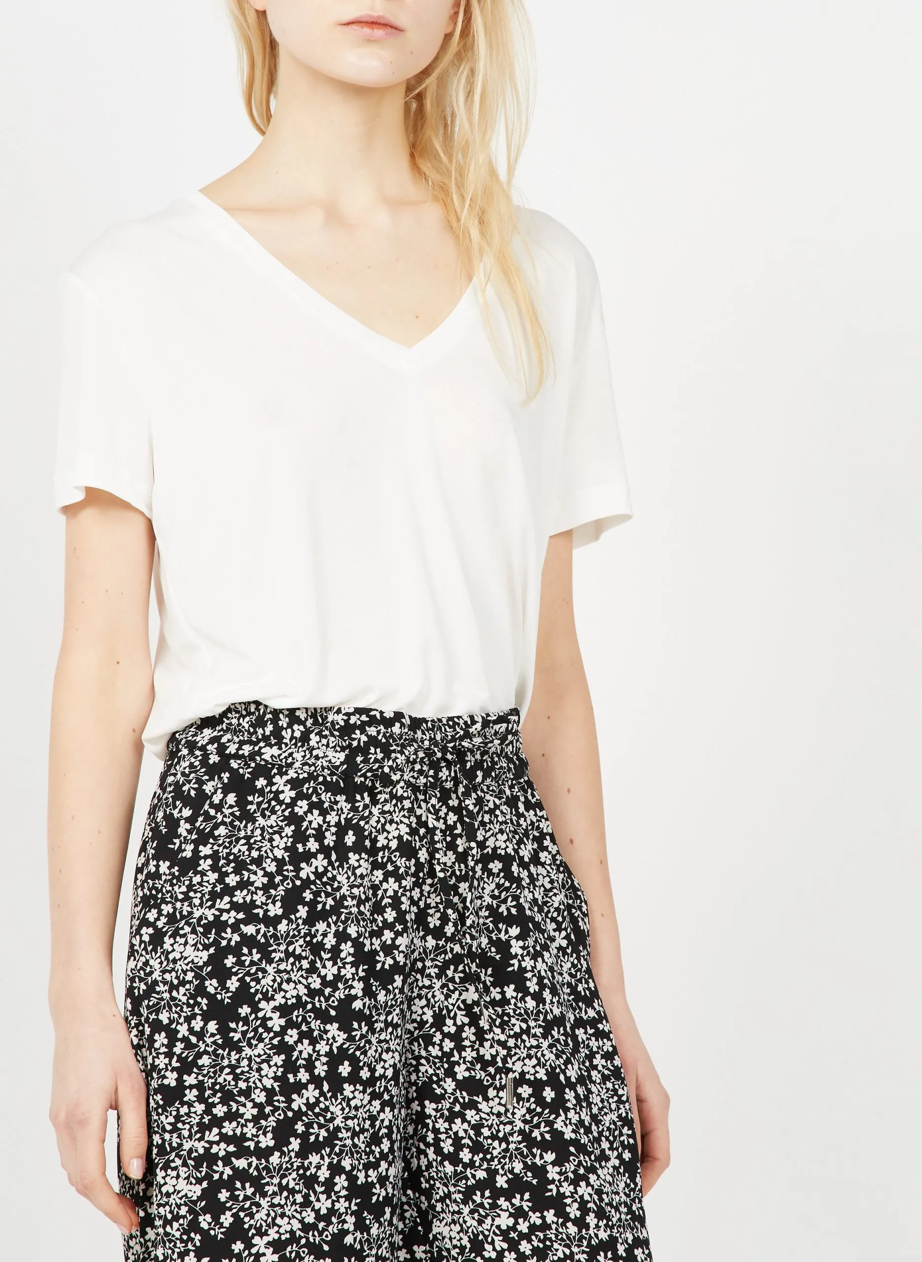 Fließendes T-Shirt mit V-Ausschnitt Weiss