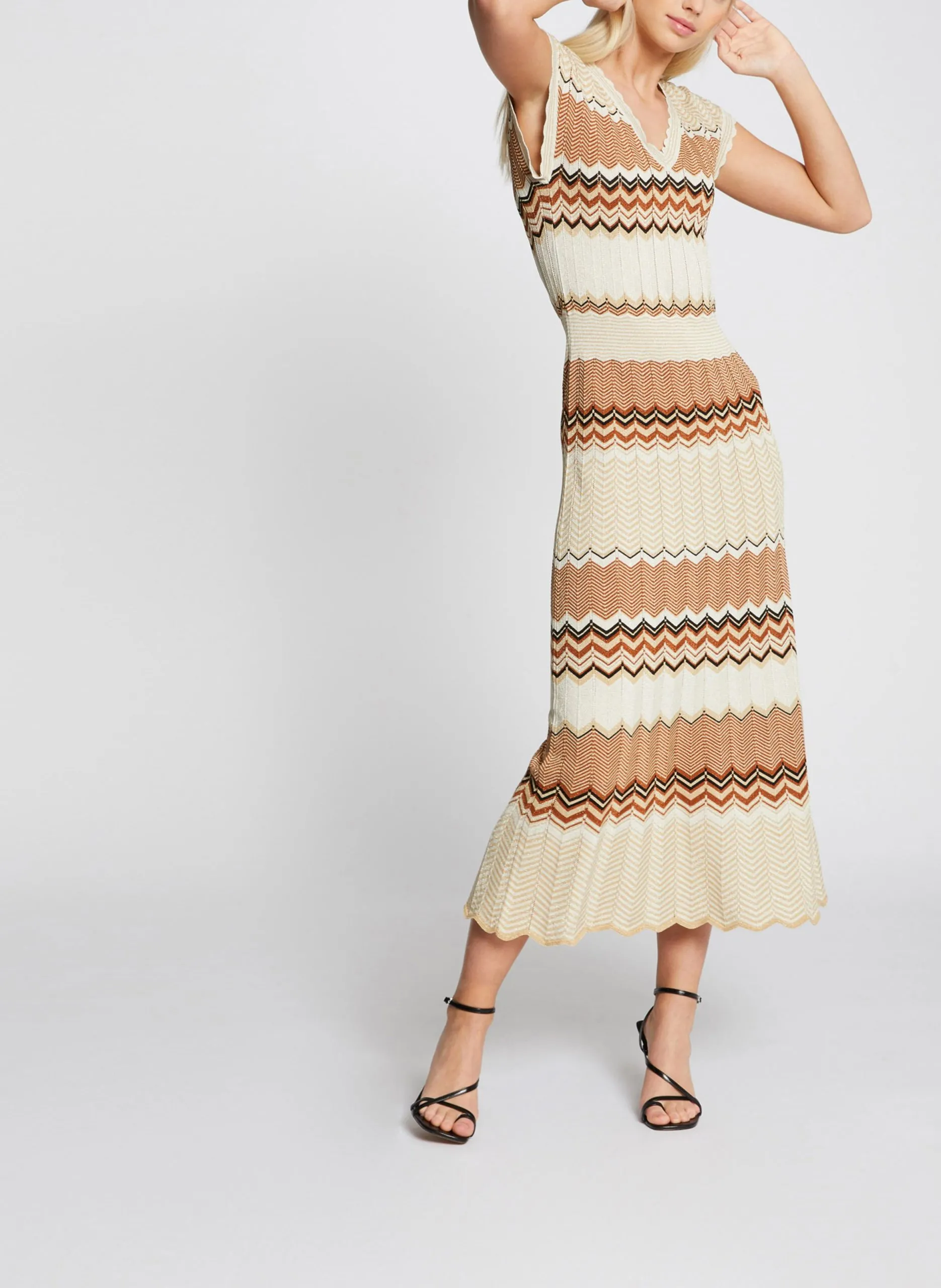 Midikleid mit V-Ausschnitt und grafischen Details Beige 211-RMJINI