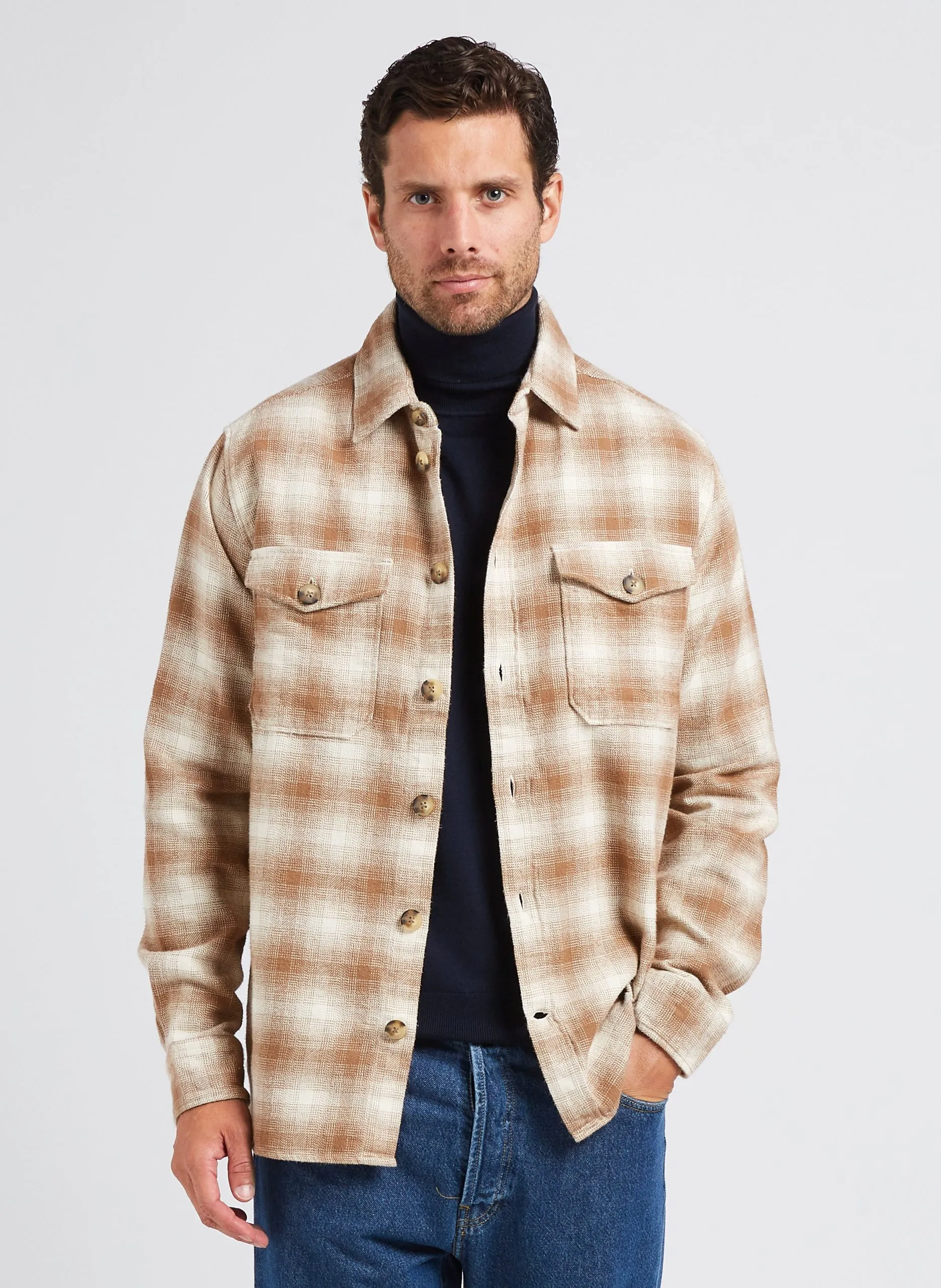 Weite Baumwollbluse mit klassischem Kragen Beige