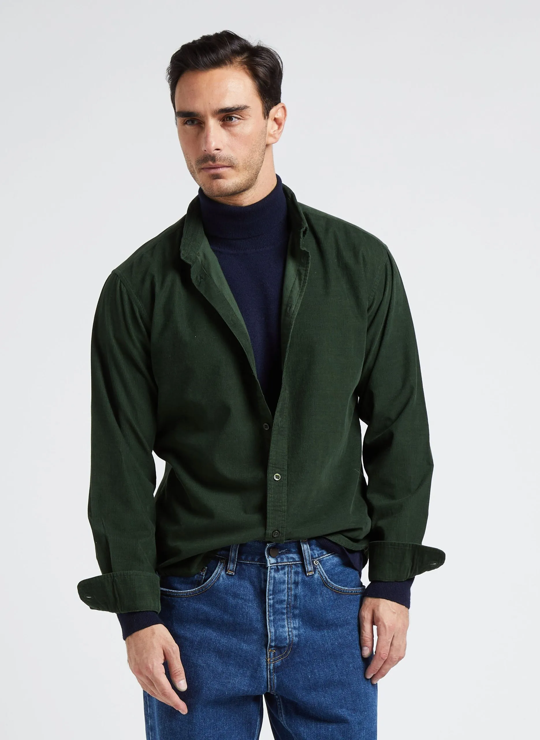 Gerade geschnittenes Cordhemd mit klassischem Kragen Grun ANT