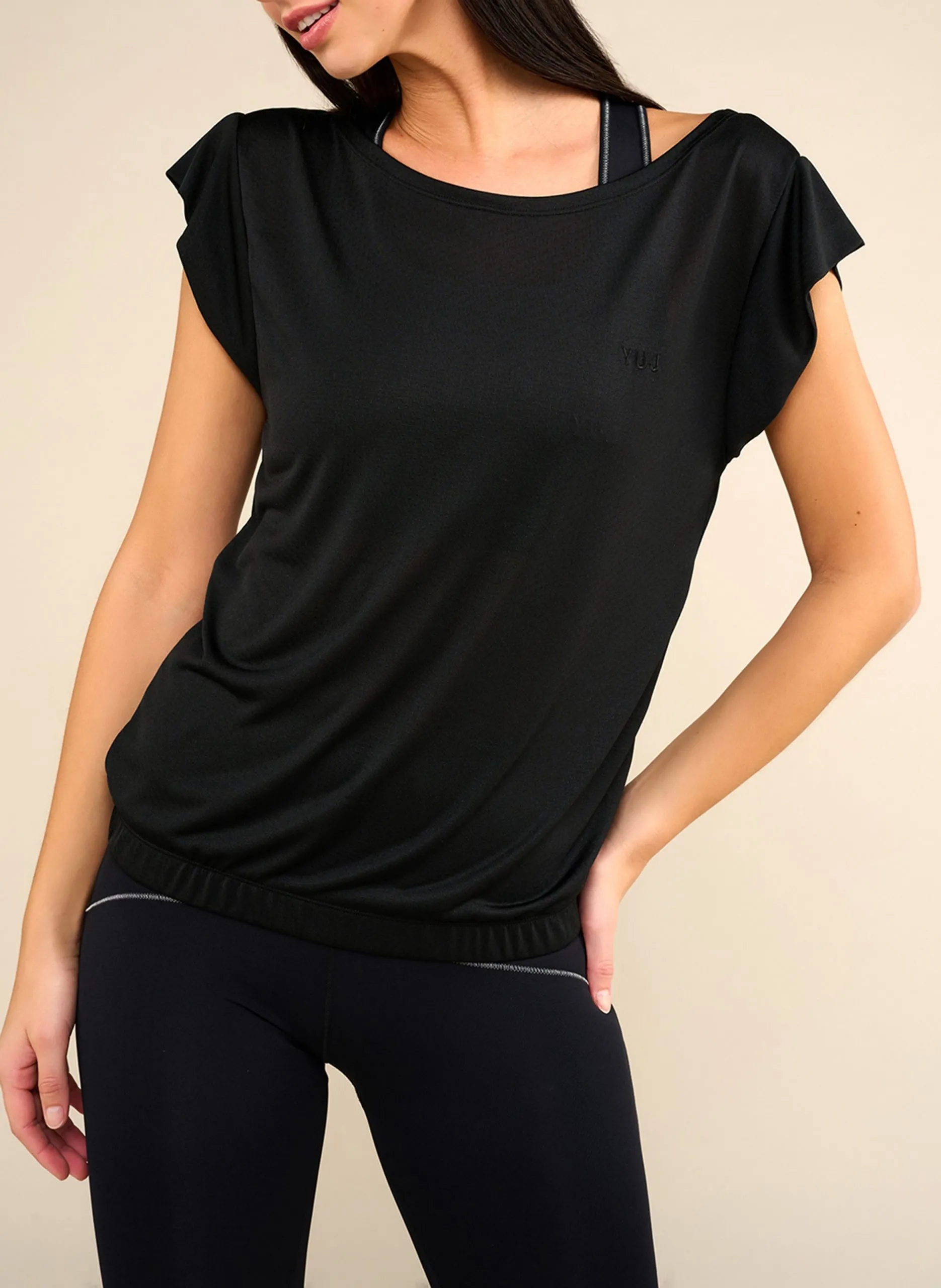 Gerade geschnittenes T-Shirt mit U-Boot-Ausschnitt Schwarz SOFTEE