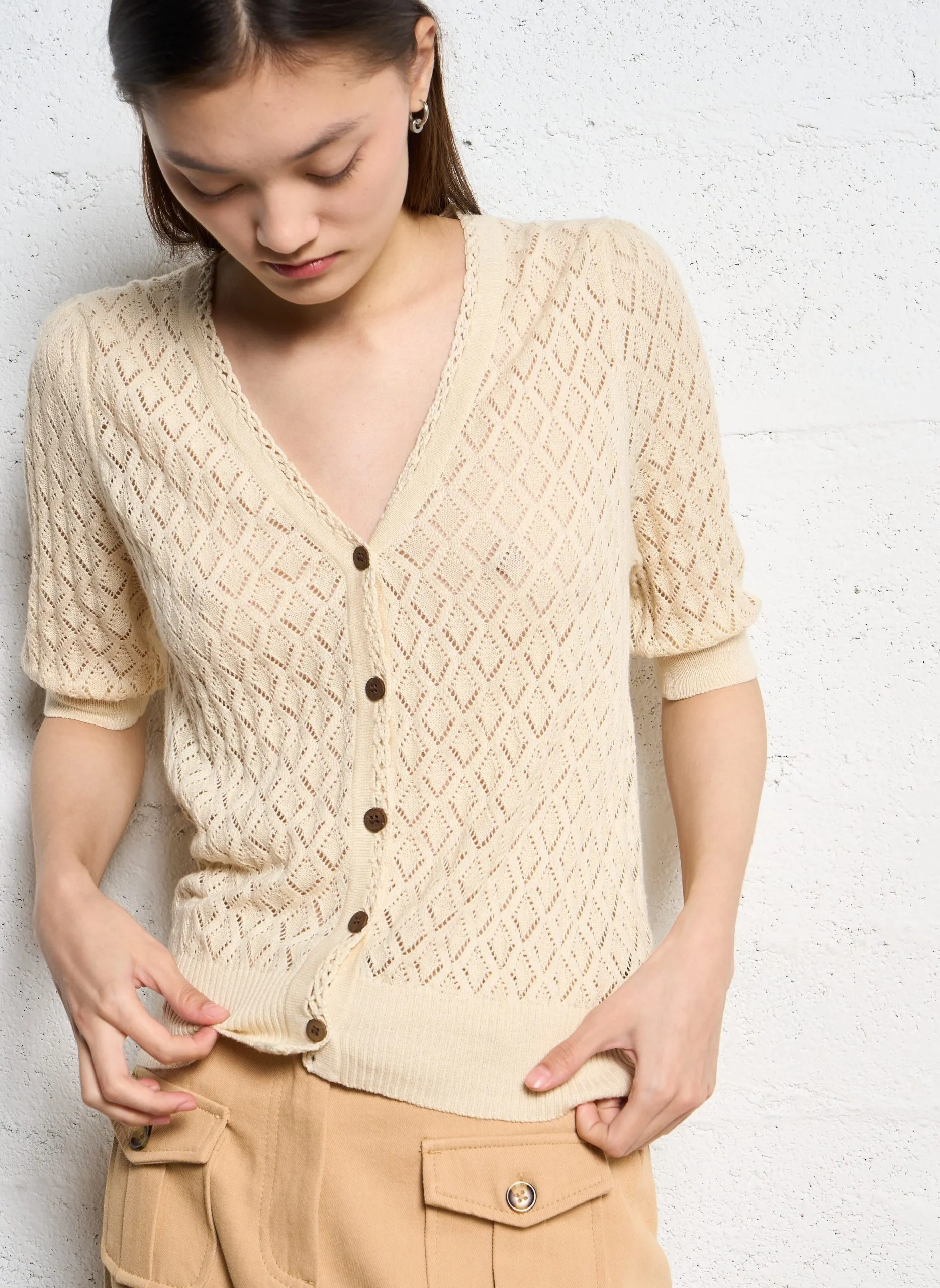 Taillierter V-Ausschnitt-Cardigan aus Baumwolle Beige