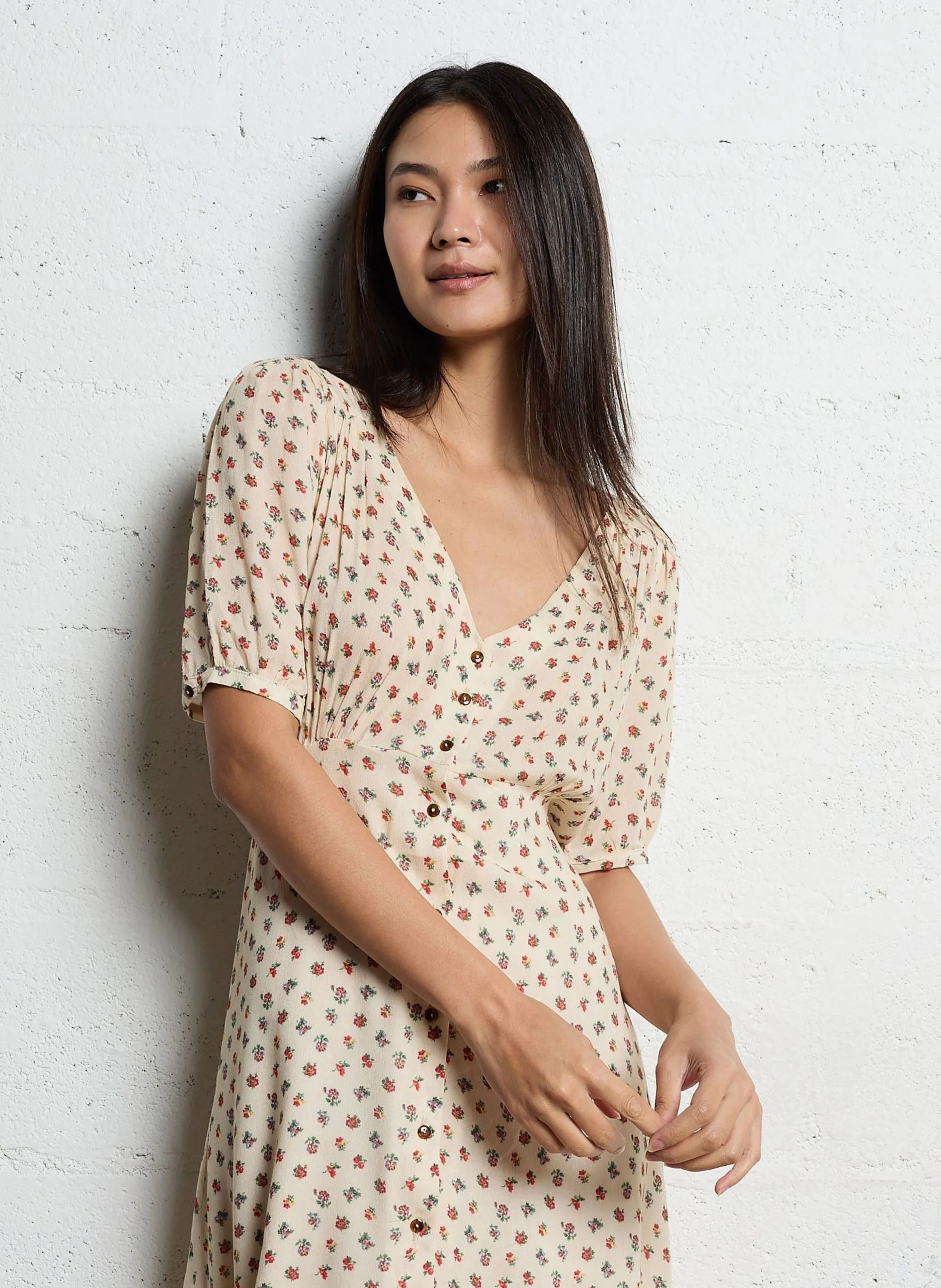 Tailliertes, kurzes Kleid mit V-Ausschnitt Beige