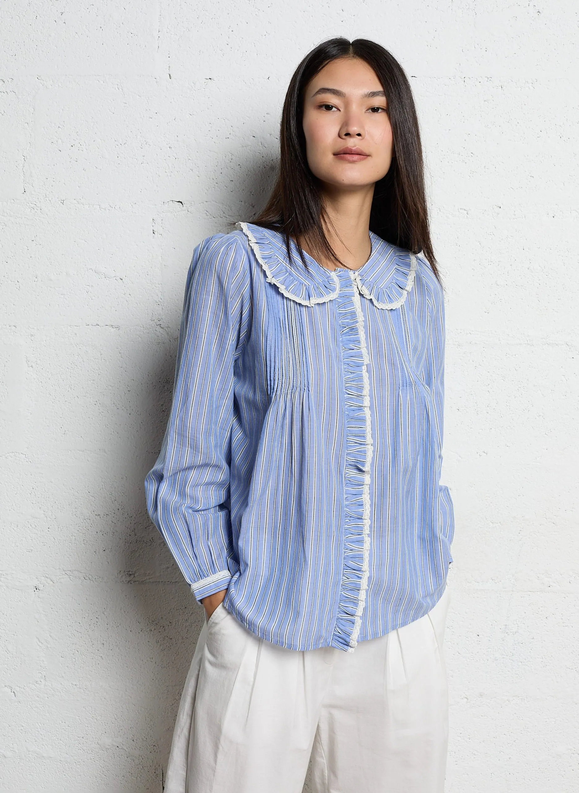 Weite Baumwollbluse mit Bubikragen Blau