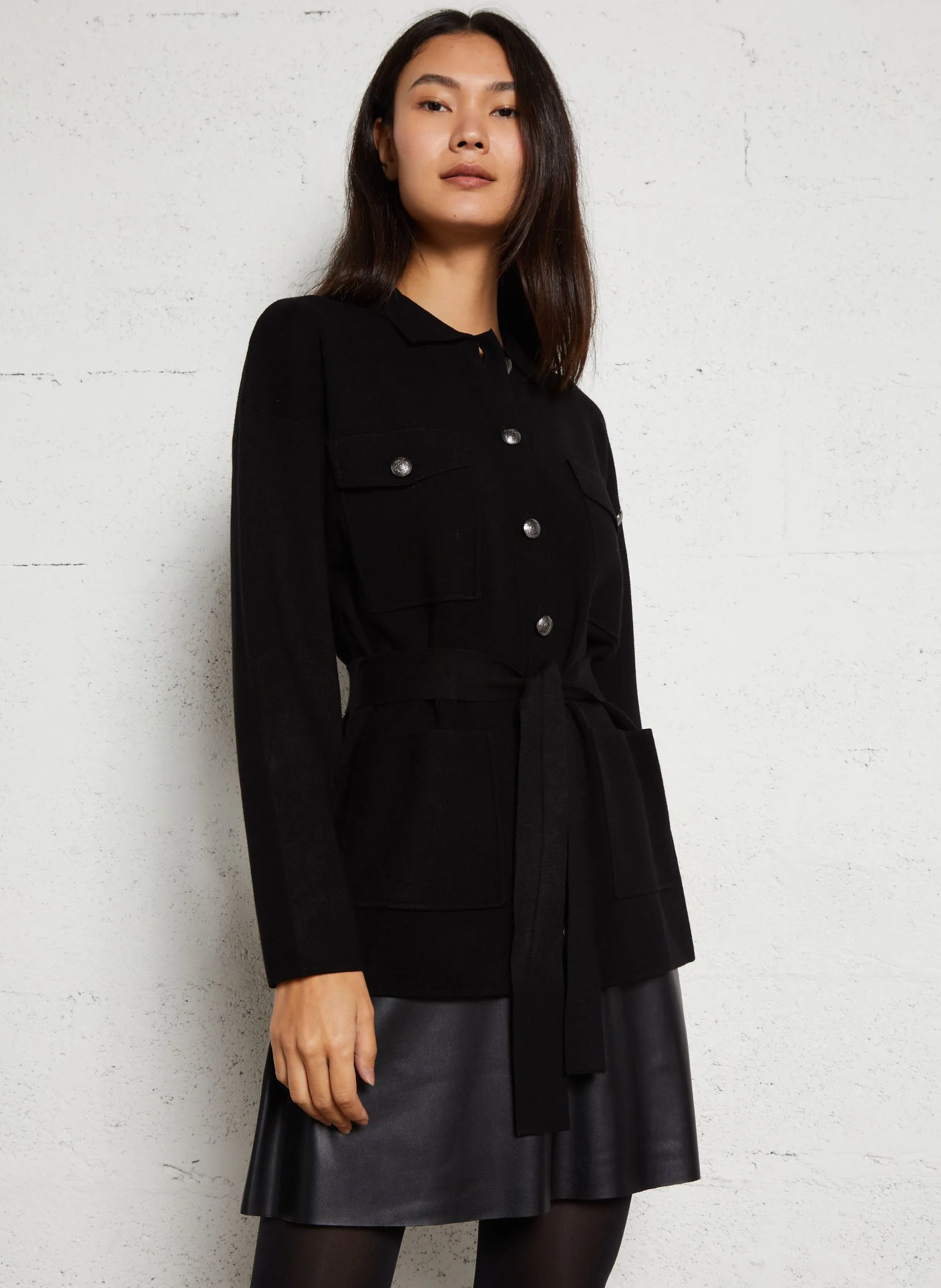 Gerade geschnittene Weste mit Knopfleiste und Gürtel Schwarz