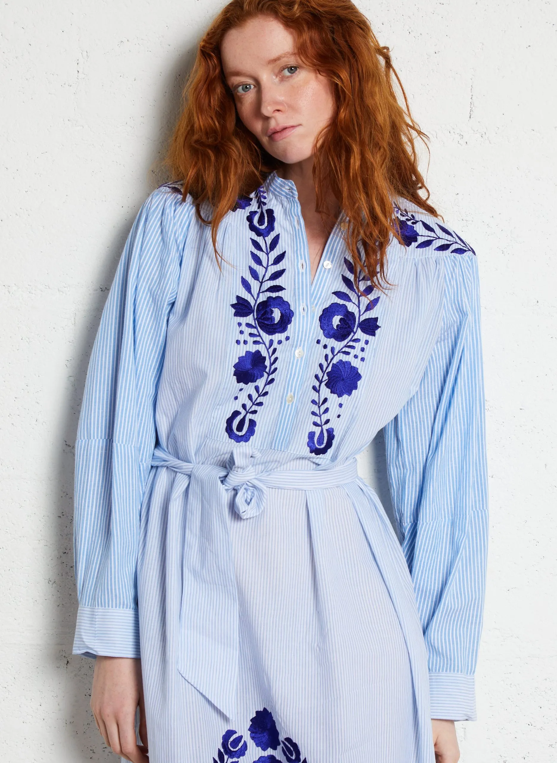 Langes gestreiftes Baumwollkleid Blau TAMIR