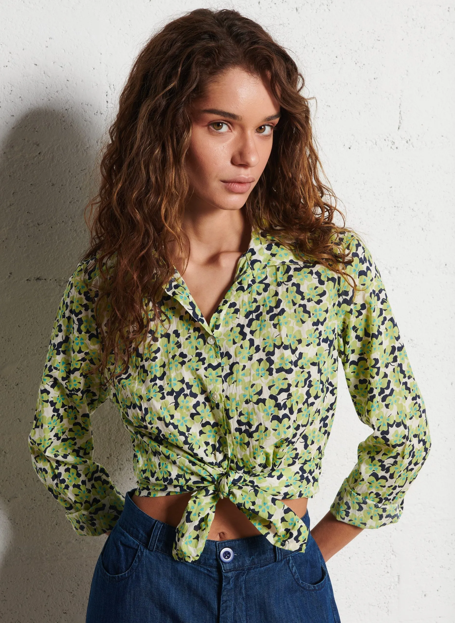 Klassisches Hemd mit Blumendruck aus Baumwolle Beige