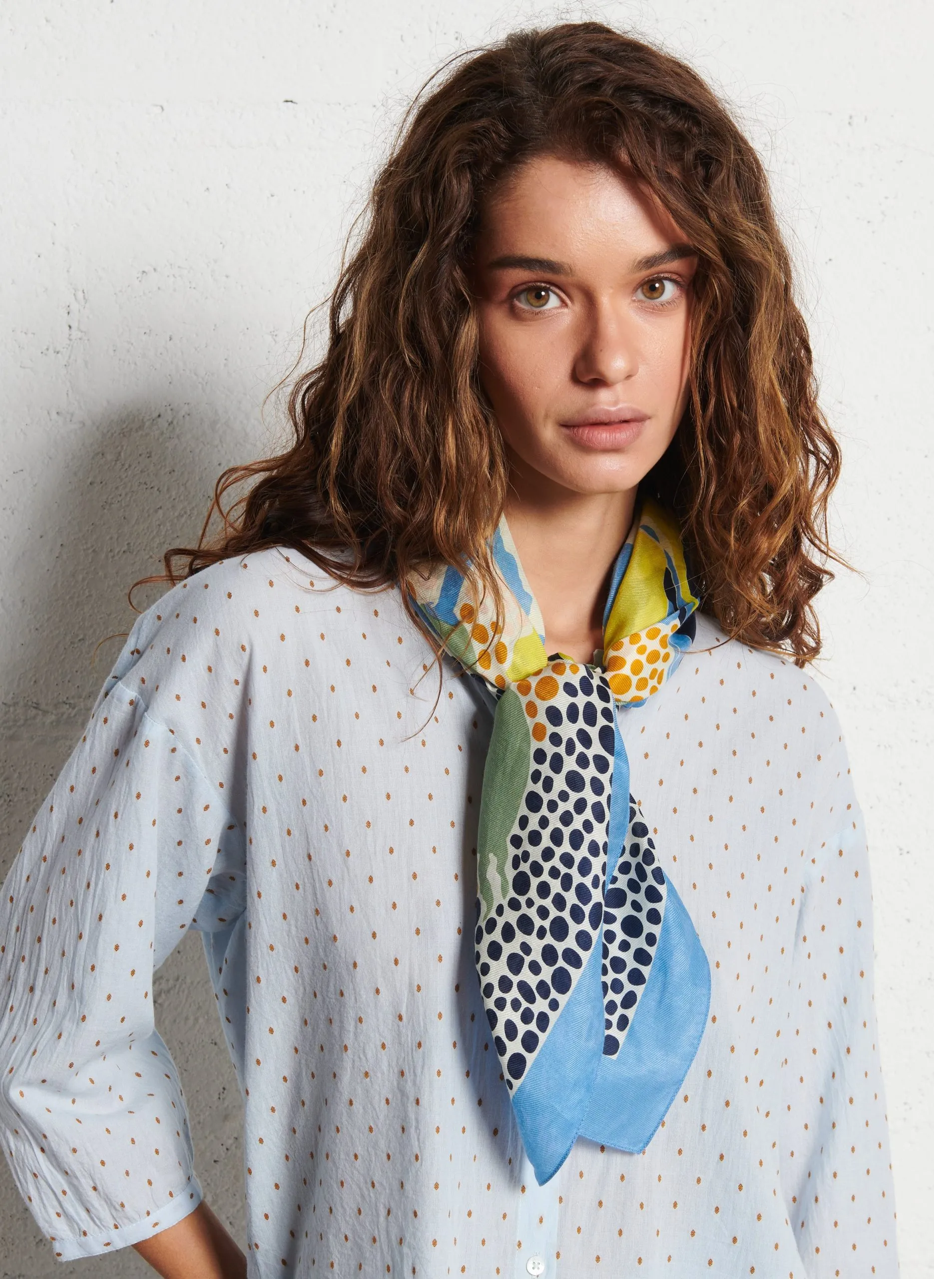 Grafisches bedrucktes Tuch Blau