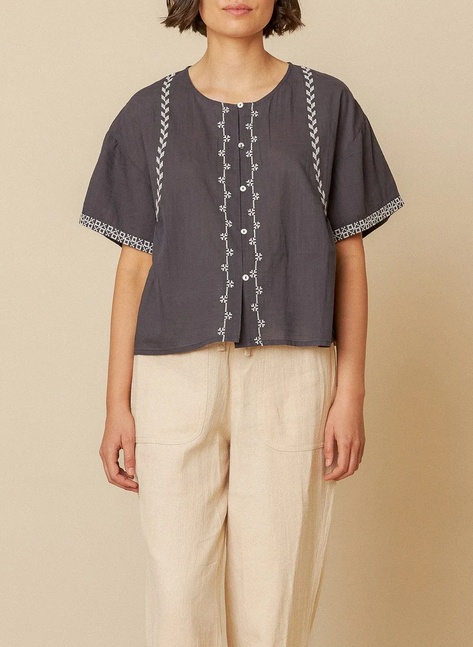 Gerade geschnittene Baumwollbluse mit Stickerei Schwarz