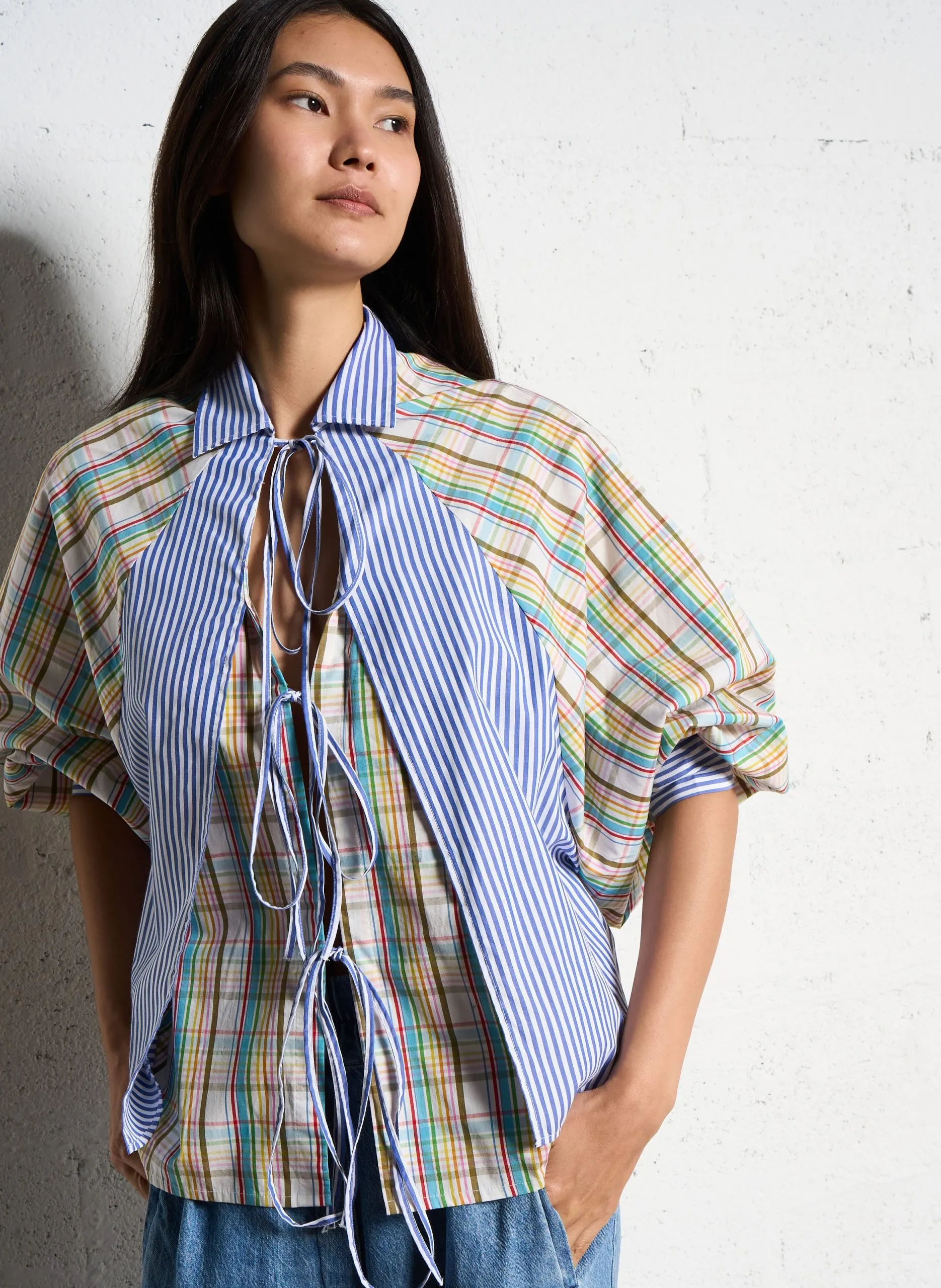 Bluse mit viktorianischem Kragen und Baumwolldruck Blau SATYA