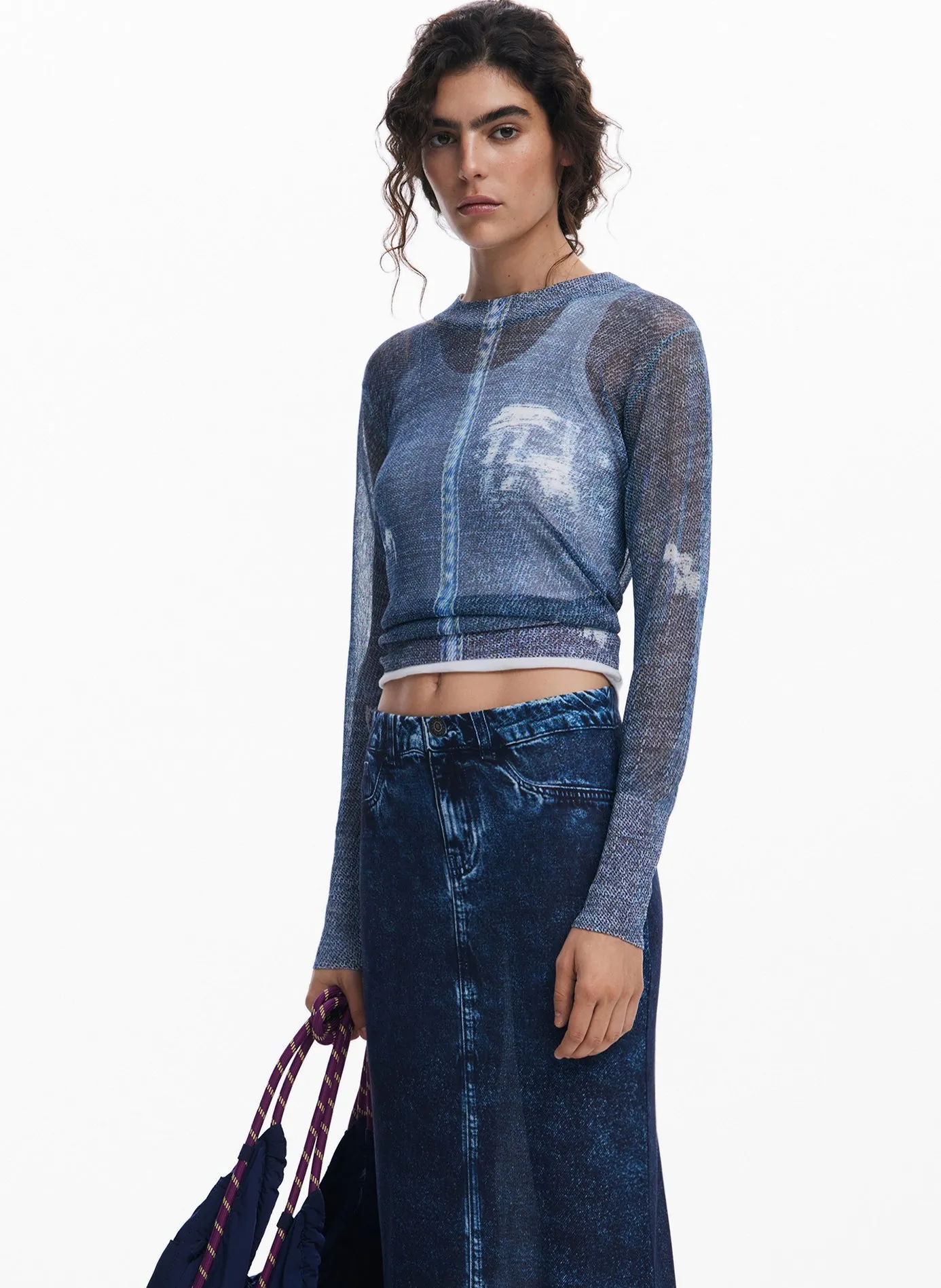 Anliegender Pullover aus bedrucktem Strick Blau