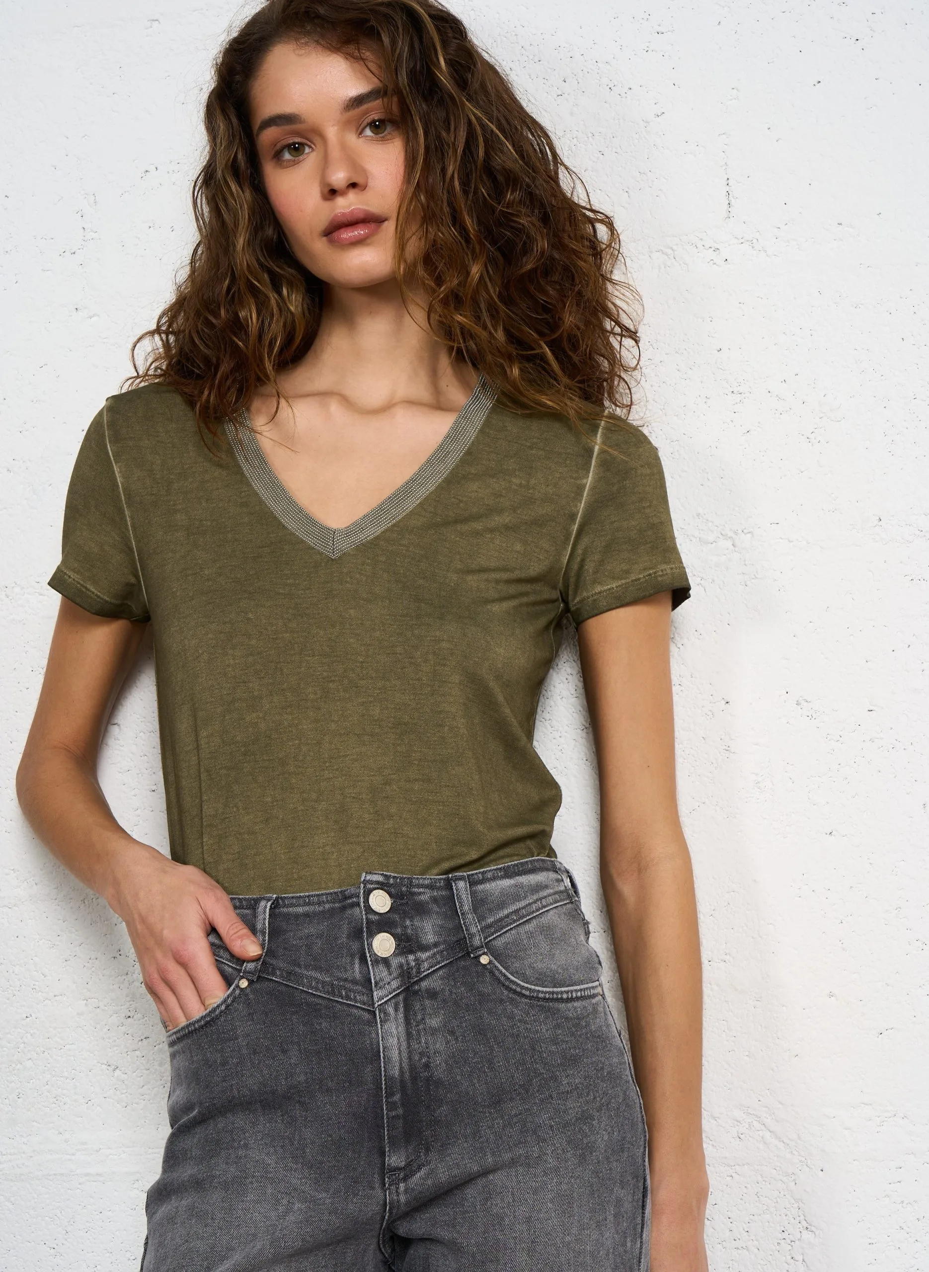 T-Shirt mit V-Ausschnitt und Fantasiedetails Khaki