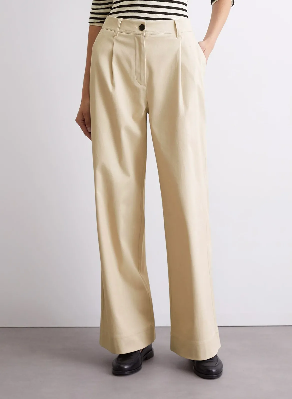 Gerade geschnittene Hose mit Falten Beige