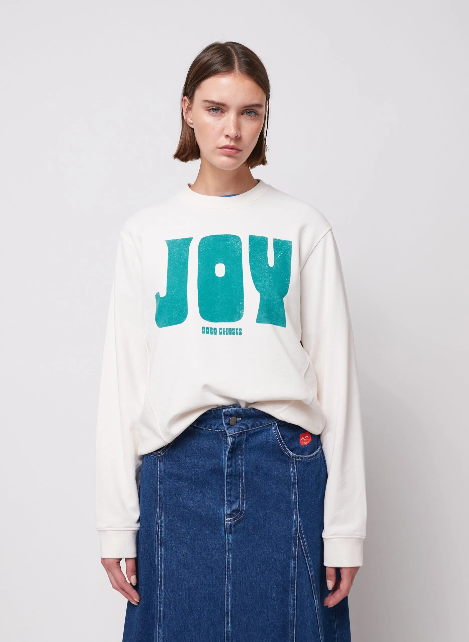 Weiter Bio-Baumwoll-Sweatshirt mit großem Aufdruck. Weiss