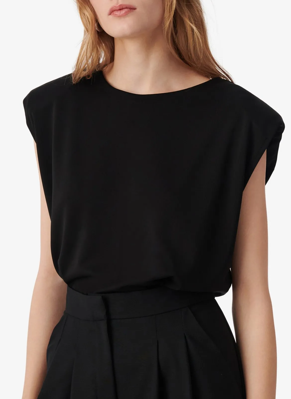 T-Shirt mit kurzen Ärmeln und Schulterpolstern Schwarz PATOYA