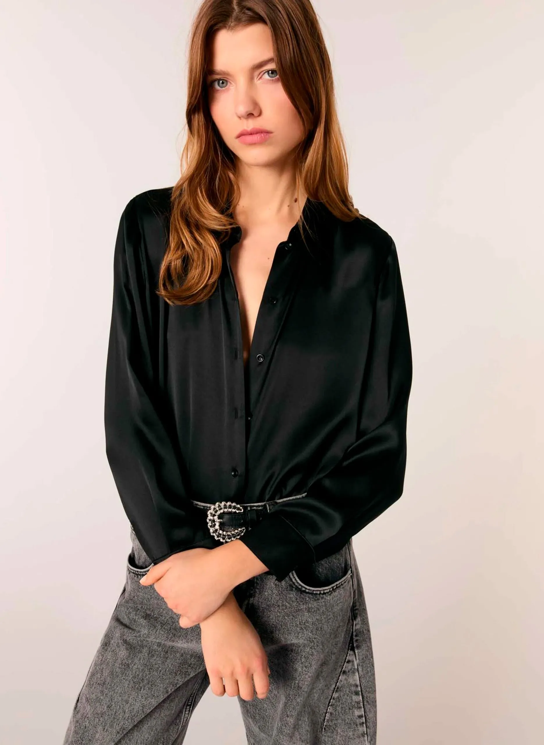 Gerade geschnittenes Seidenhemd mit klassischem Kragen Schwarz