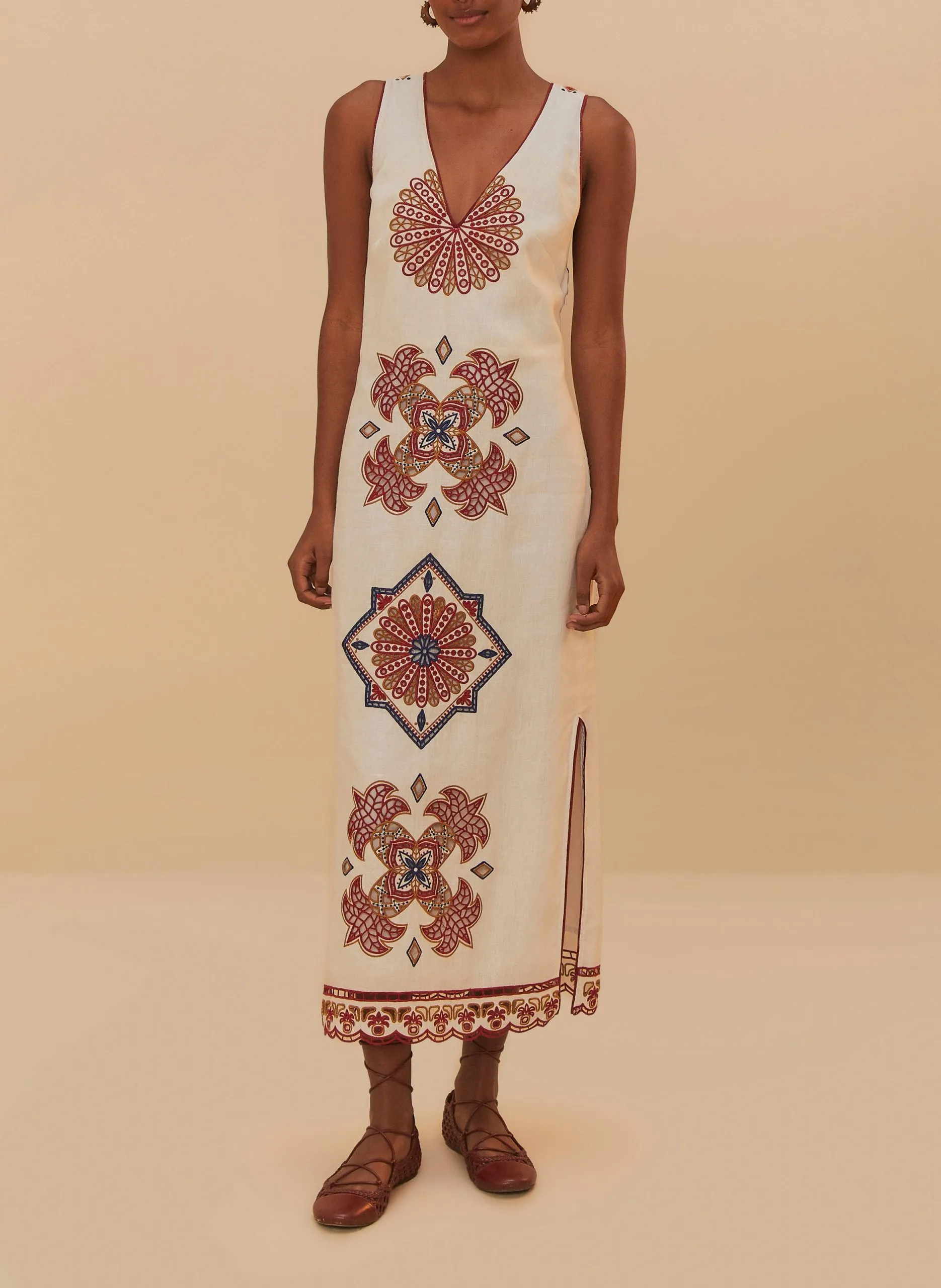 Langes Leinenkleid mit Stickerei Weiss