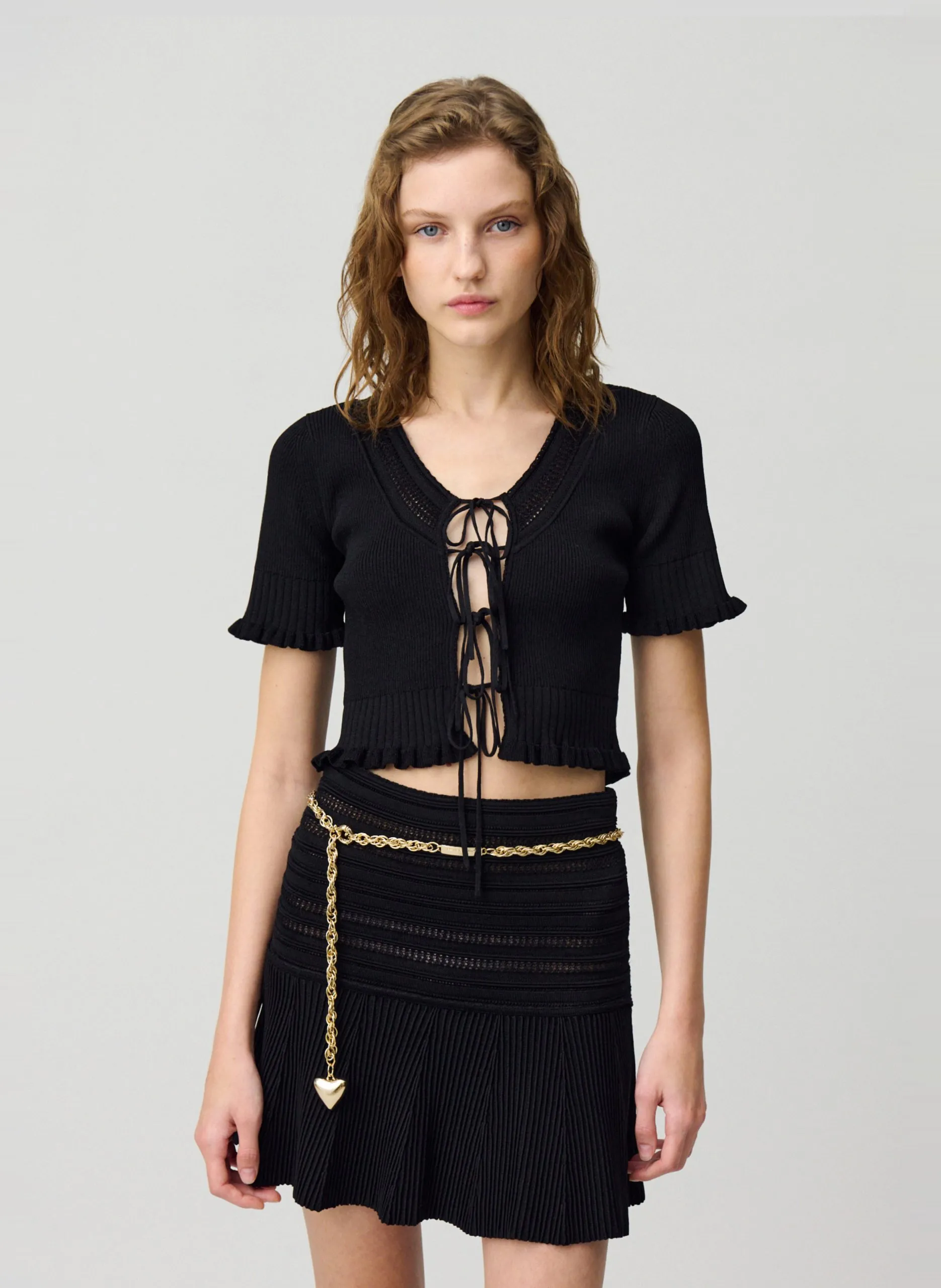 Eng anliegendes Oberteil mit feinen Knoten aus Strick Schwarz