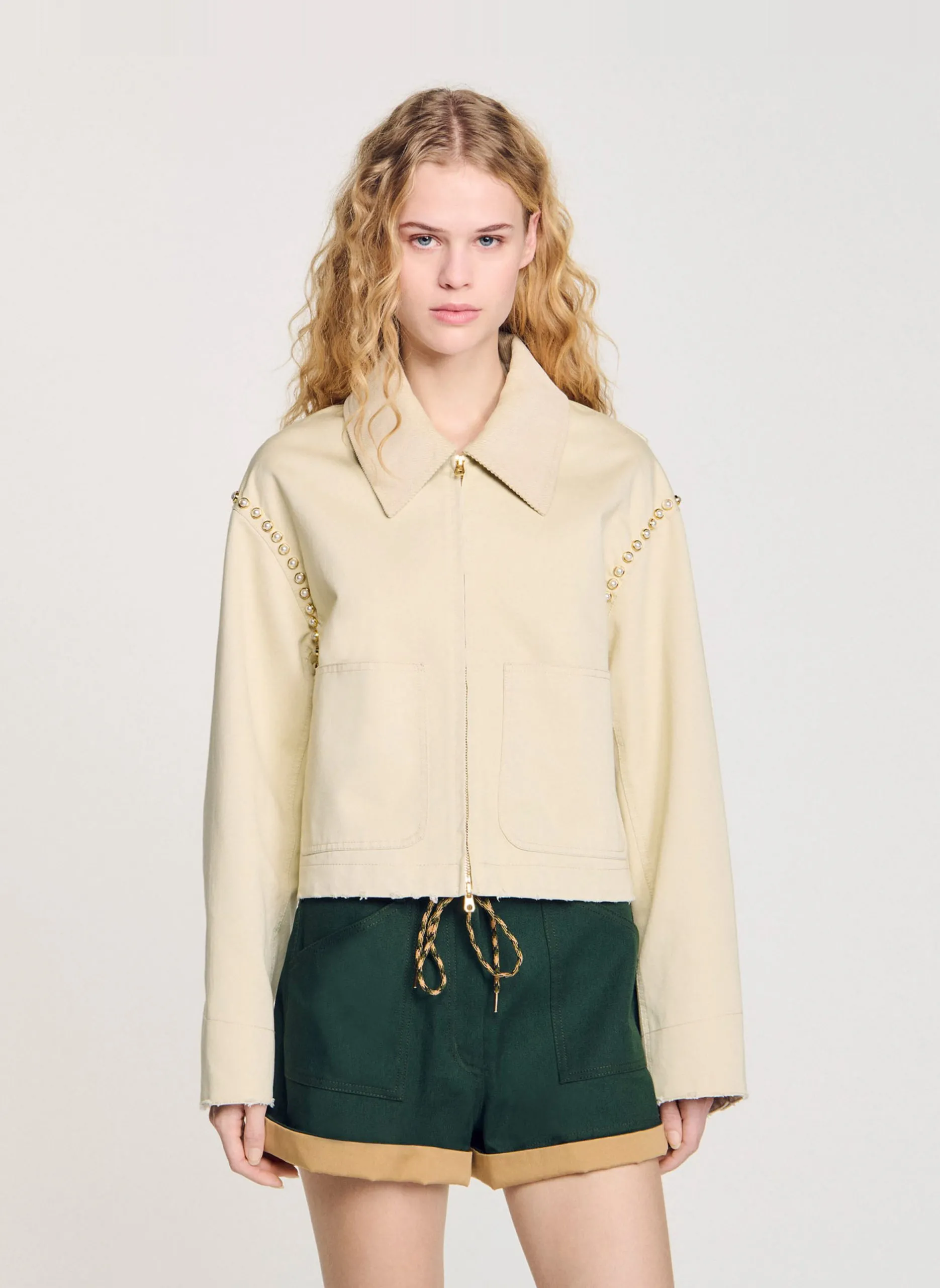 Kurze gerade Jacke mit Nieten-Detail Beige