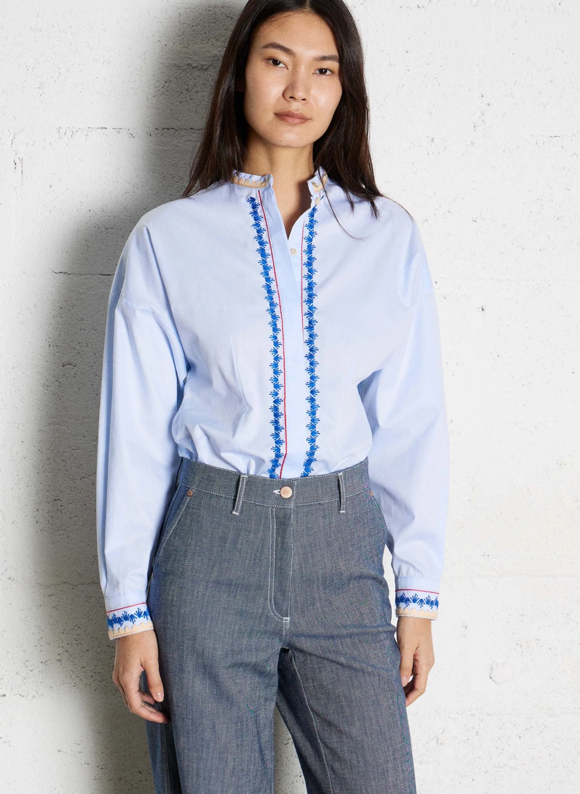 Taillierte Bluse aus bestickter Baumwolle Blau ABA