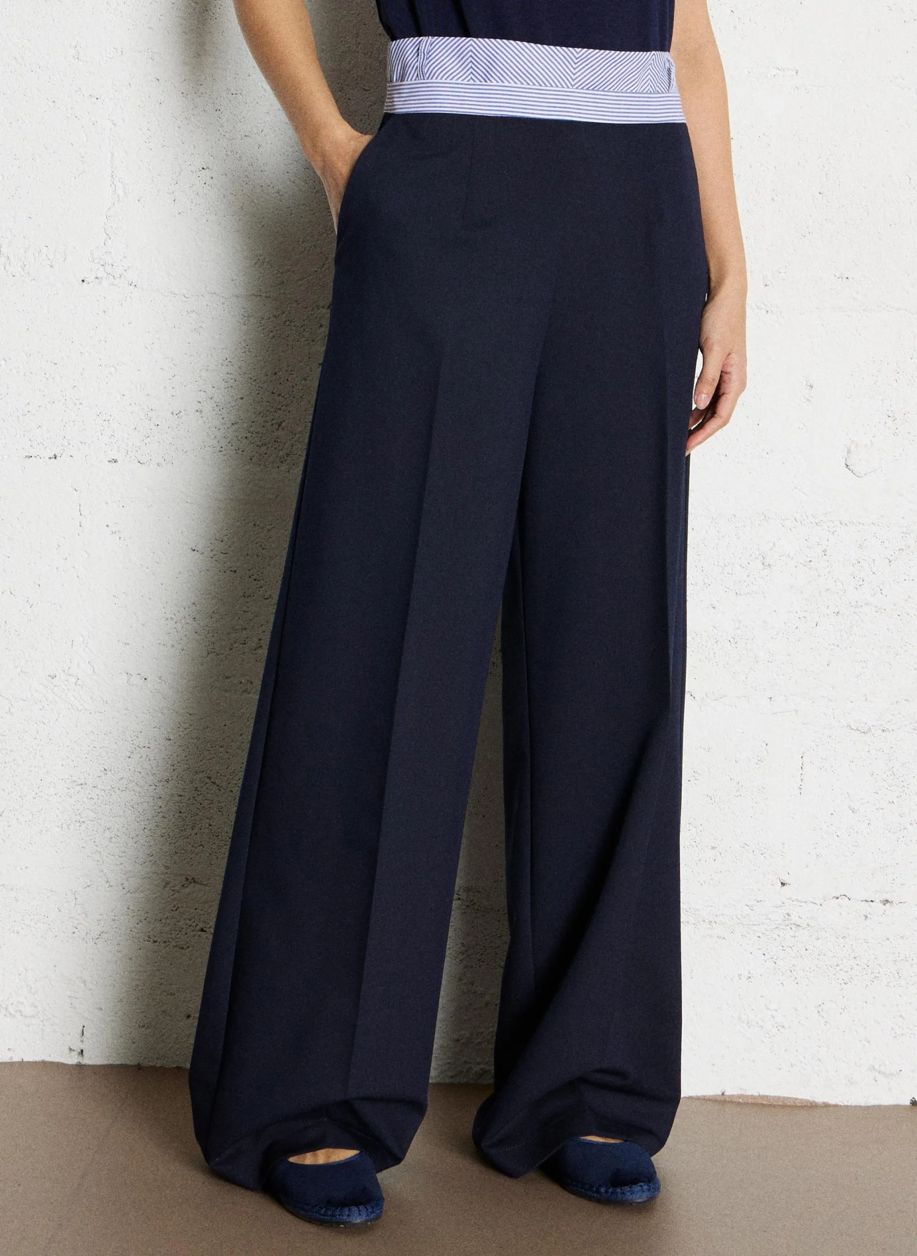 Weite Hose mit gestreiftem Gürtel Blau