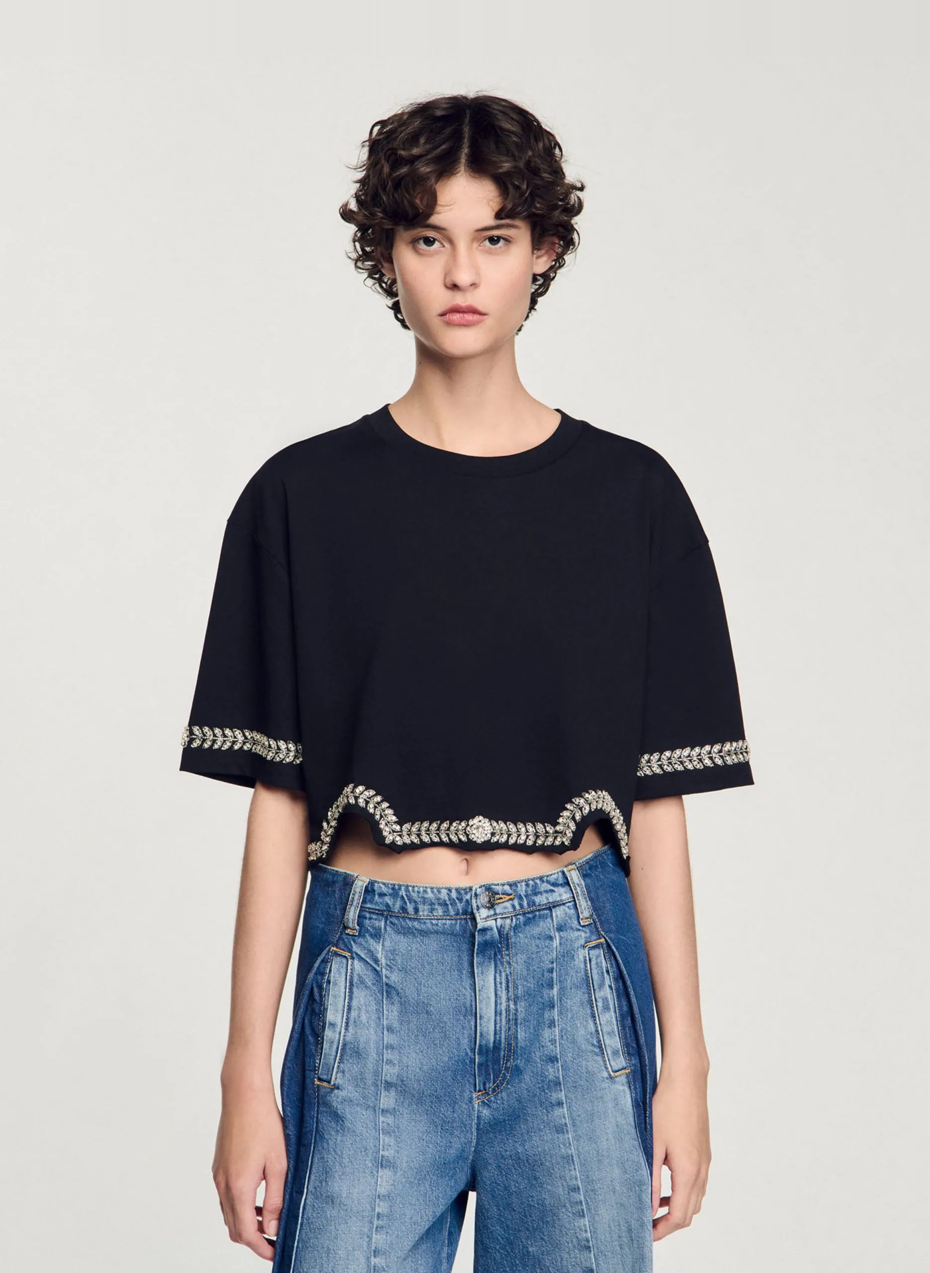 Top mit kurzen Ärmeln und Strasssteinen Schwarz