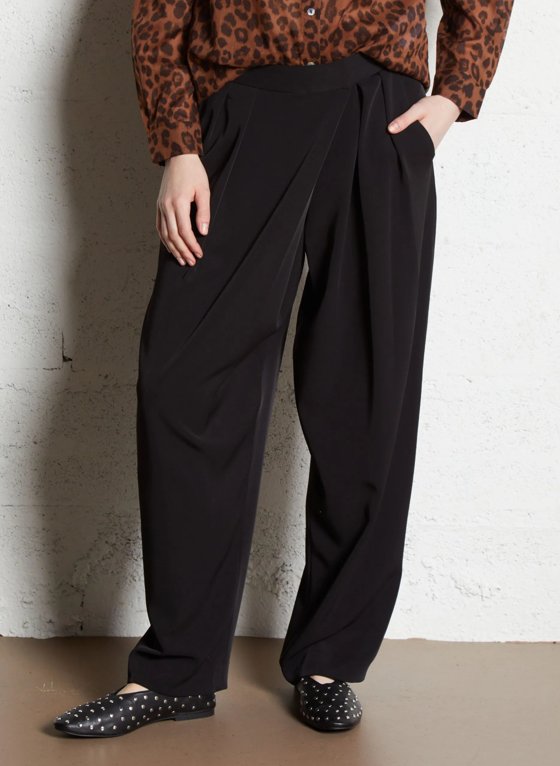 Gerade geschnittene Hose mit Falten Schwarz PREPPY