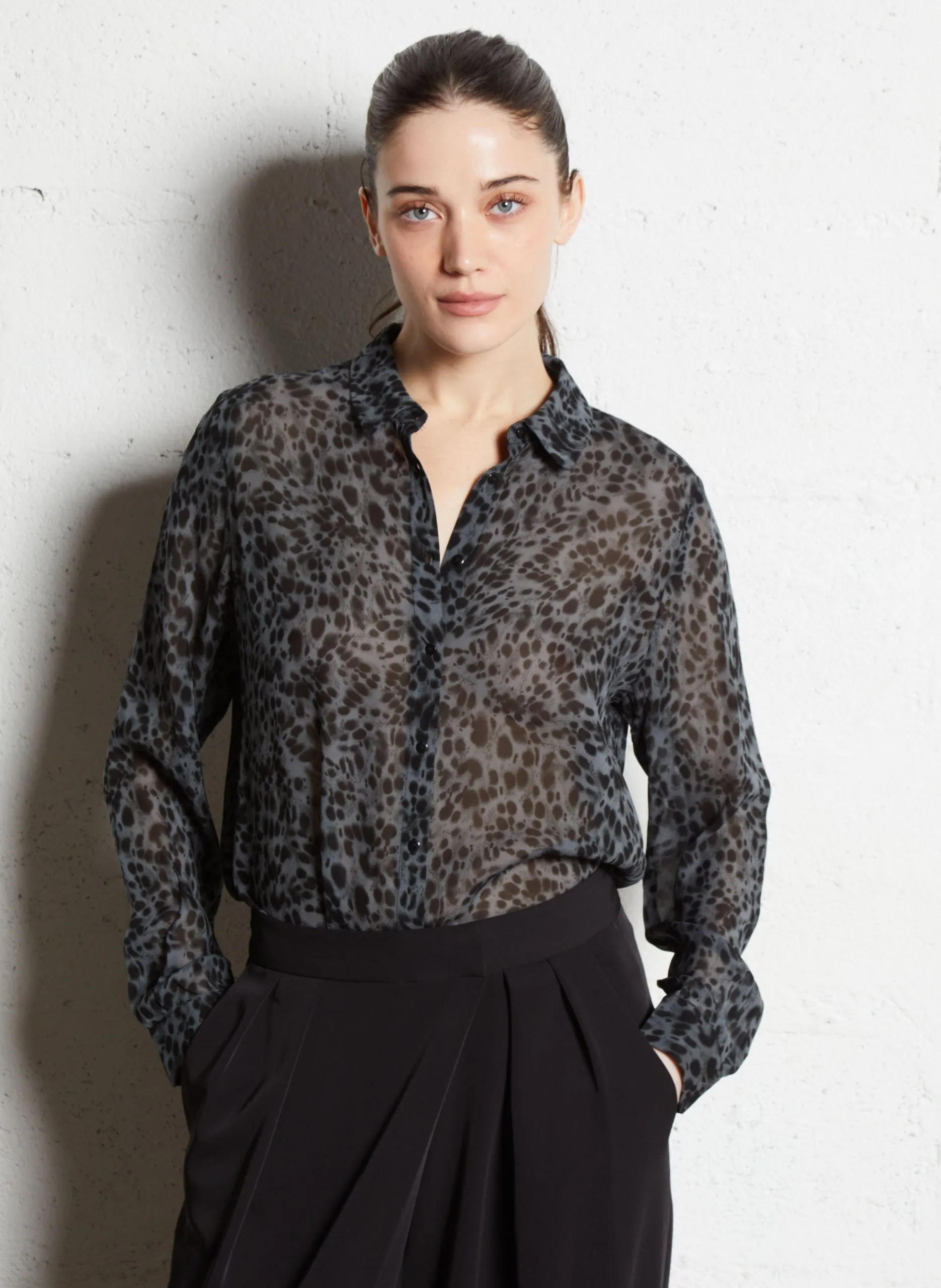 Bluse mit klassischem Kragen und Leoparden-Print Grau CARLA