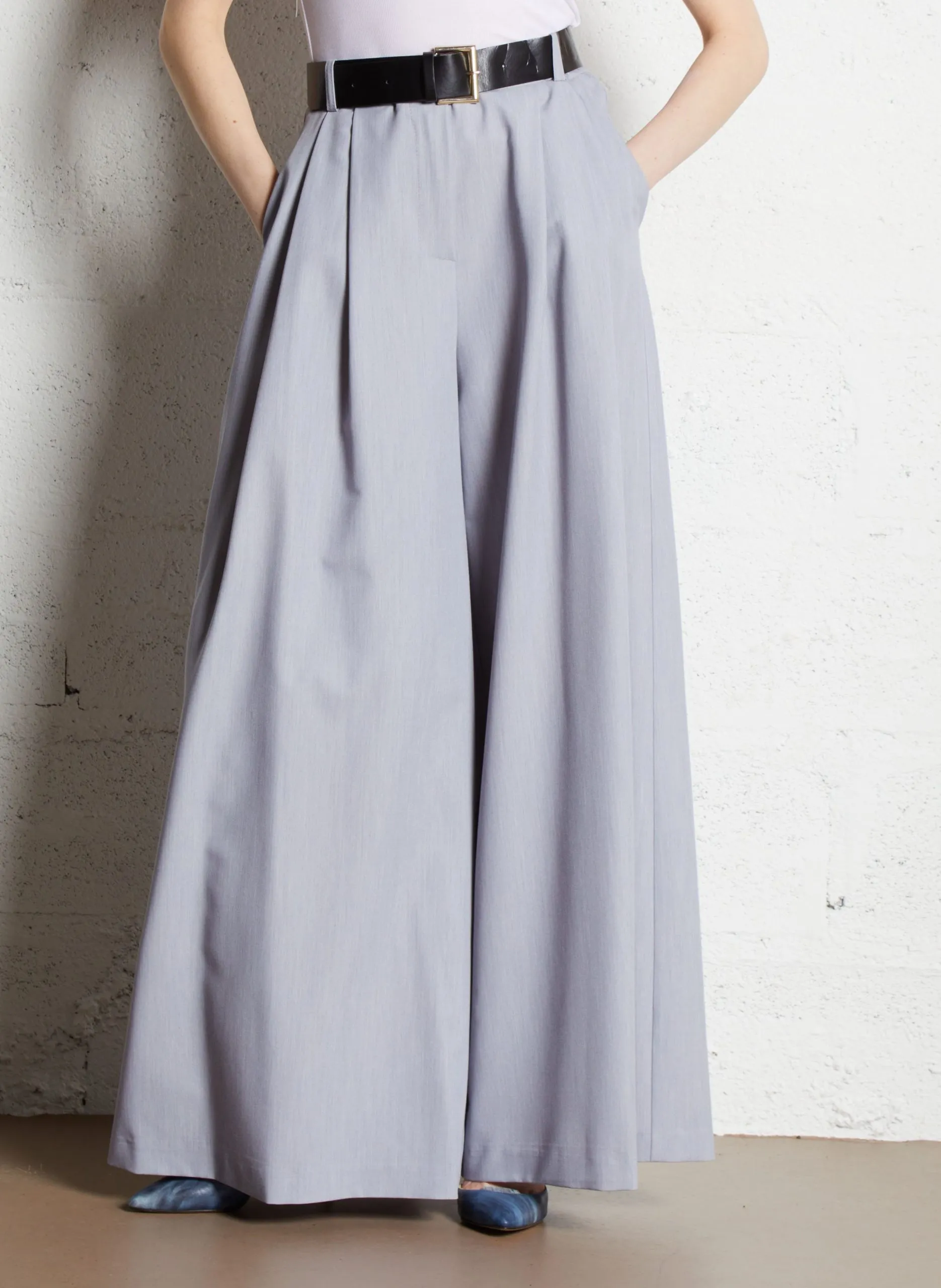 Weit geschnittene Hose mit Bundfalten und Gürtel Silber