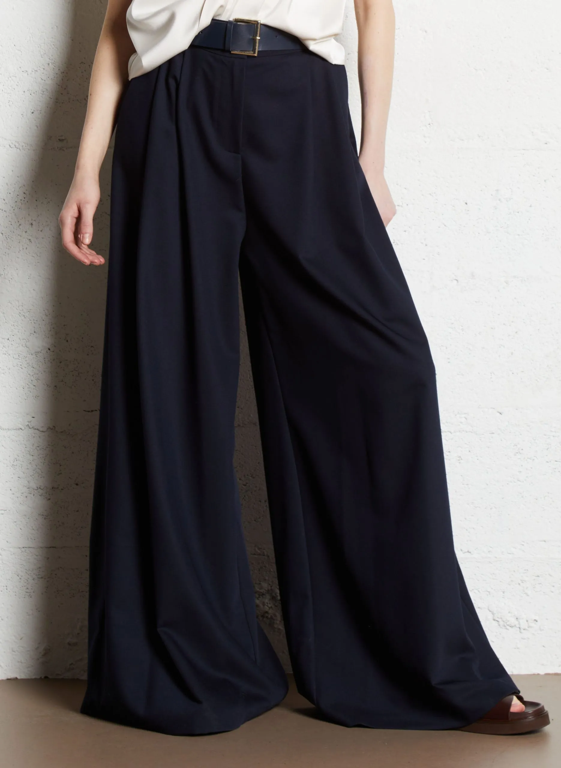 Weit geschnittene Hose mit Bundfalten und Gürtel Blau