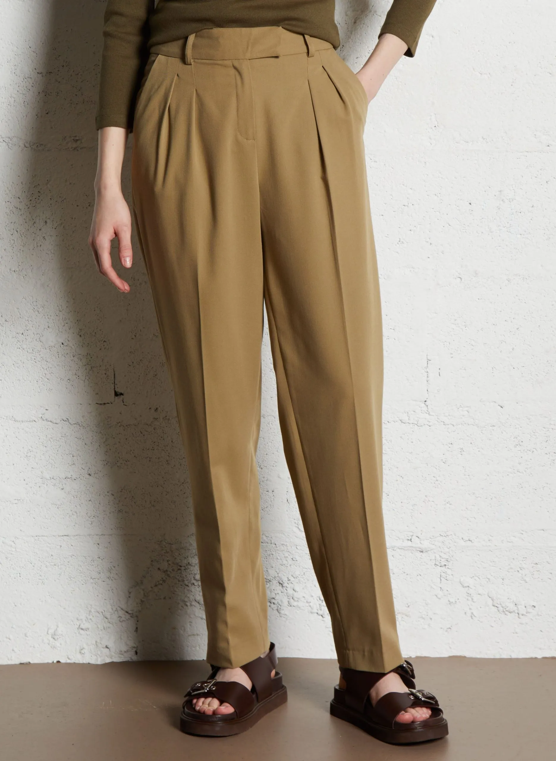 Gerade geschnittene Faltenhose Grun BENITO