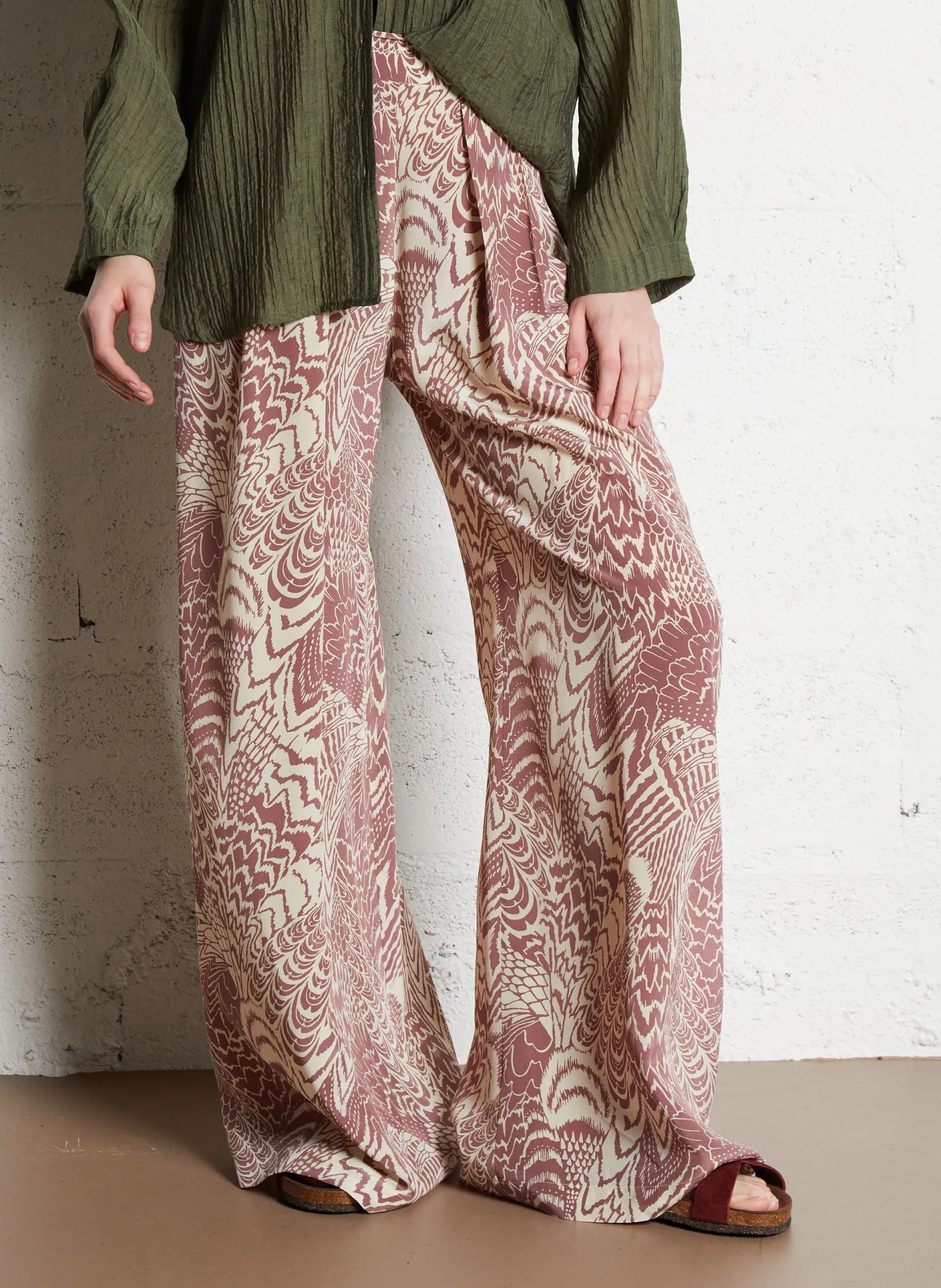 Weit geschnittene, bedruckte Hose aus Seide Mehrfarbig BOTO