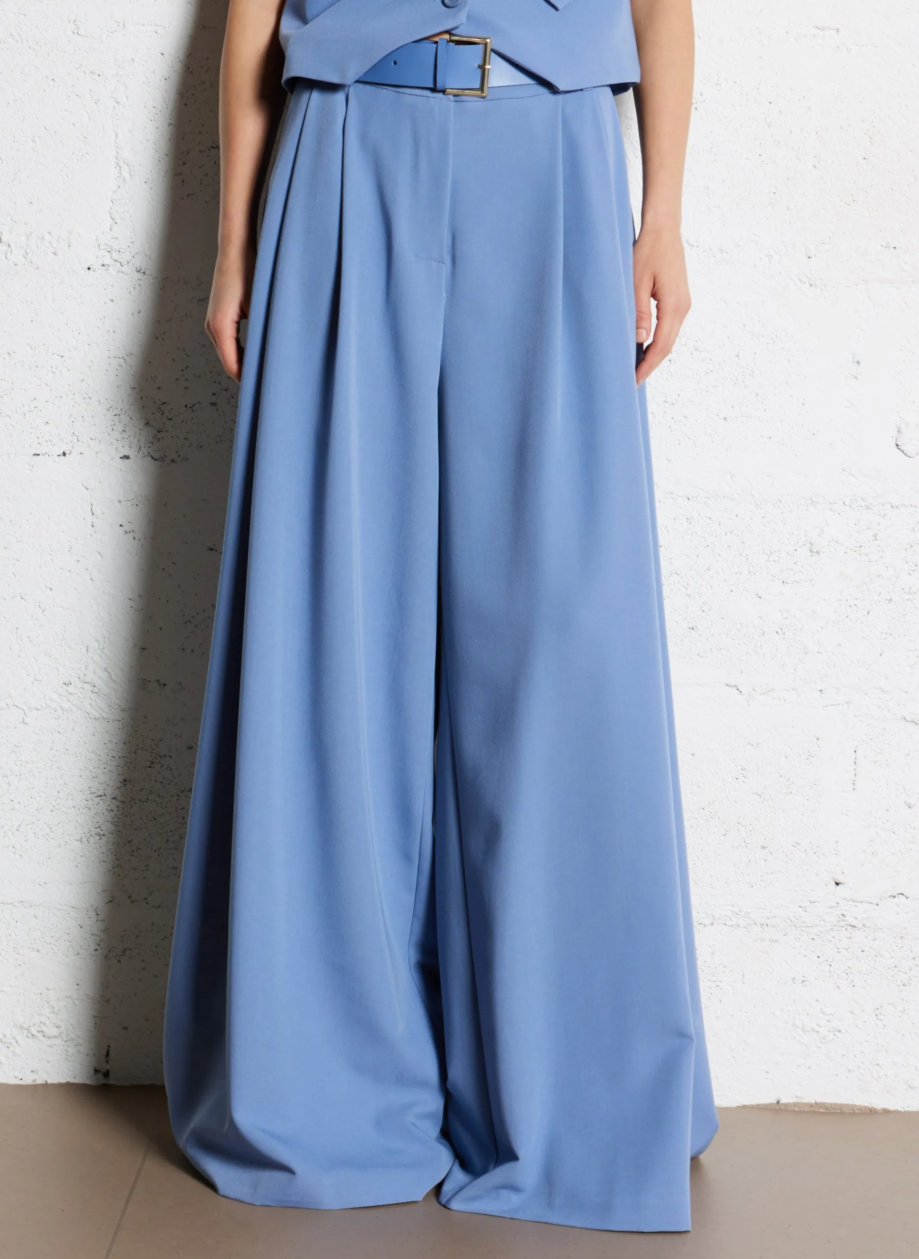 Weit geschnittene Hose mit Bundfalten und Gürtel Rosa