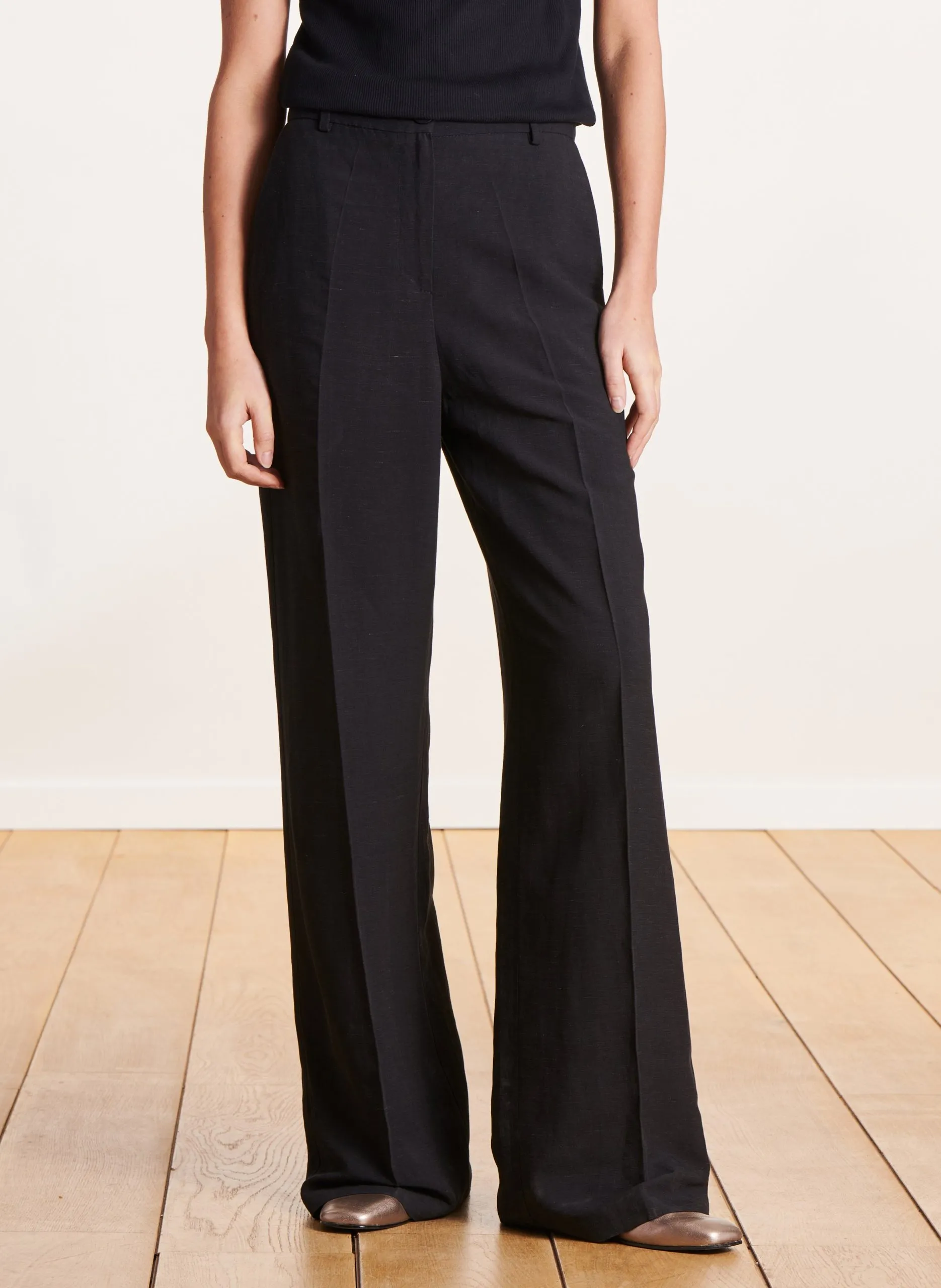 Gerade geschnittene Plissee-Taillenhose Schwarz