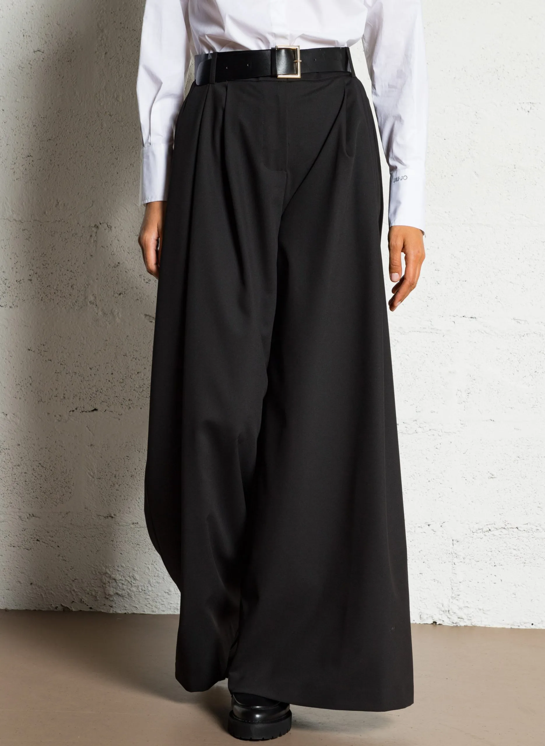 Weit geschnittene Hose mit Bundfalten und Gürtel Schwarz