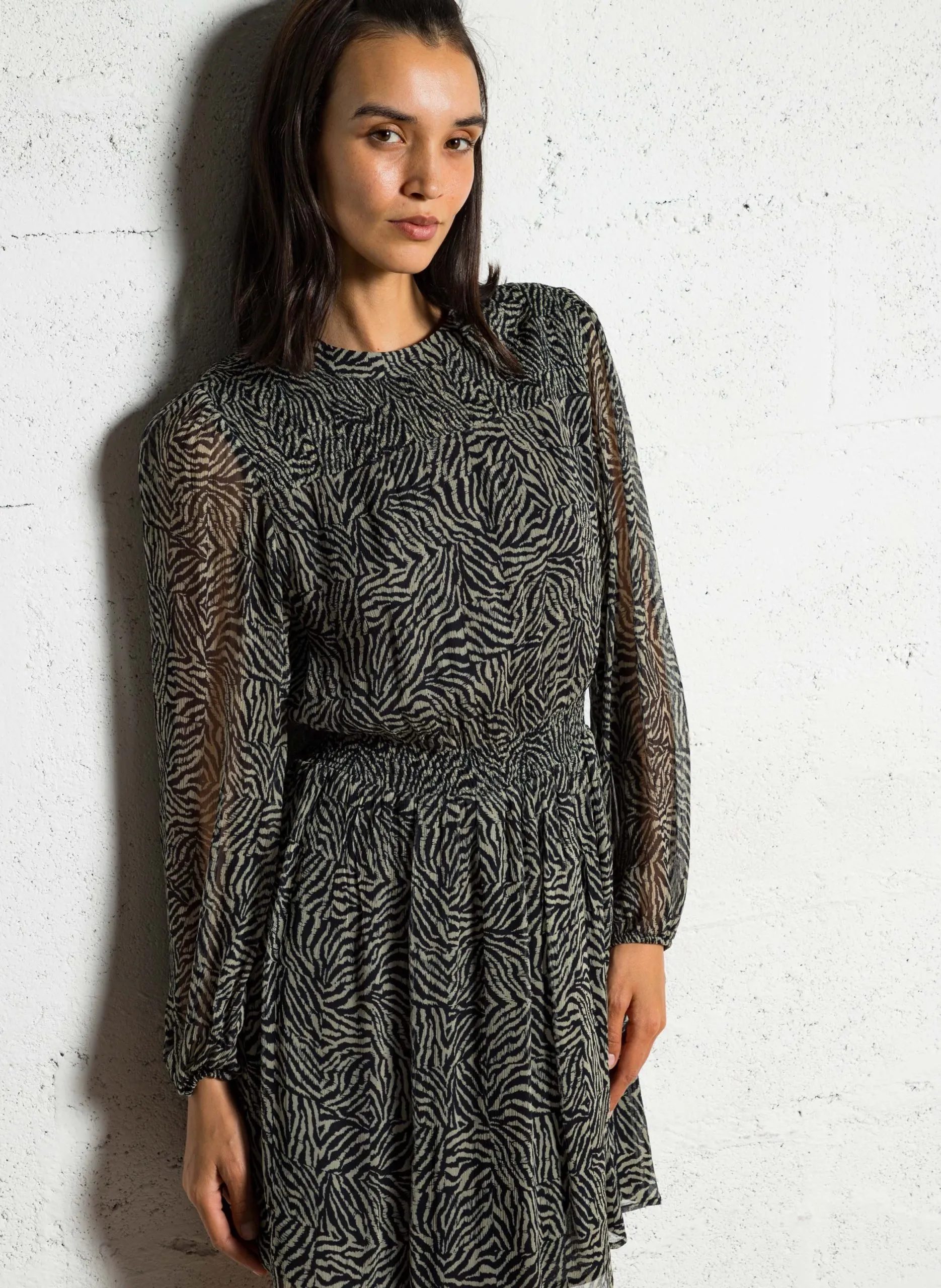 Tailliertes Kleid mit Rundhalsausschnitt Schwarz LORYS