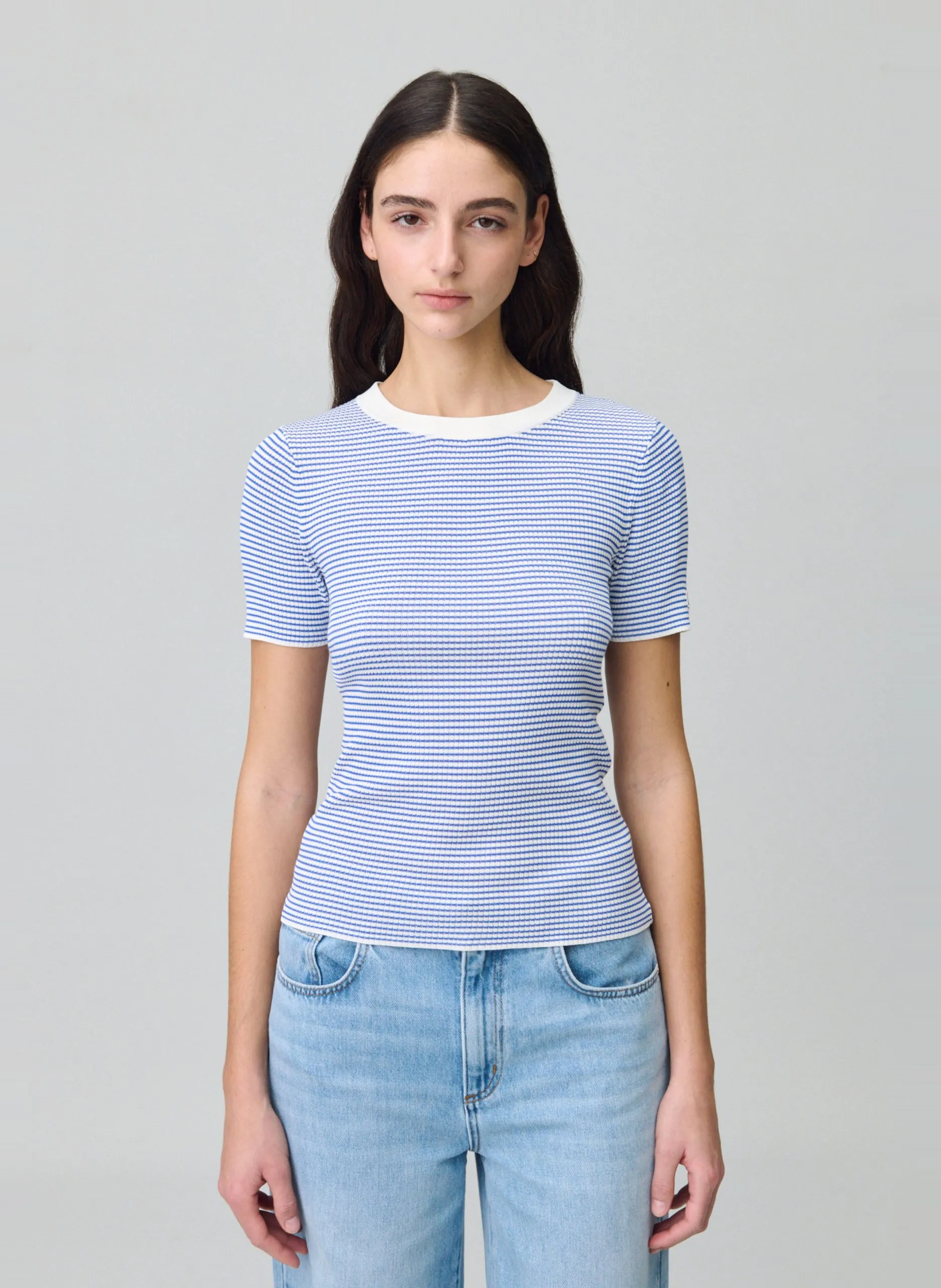 Eng anliegendes Oberteil aus gestreiftem Strick Blau