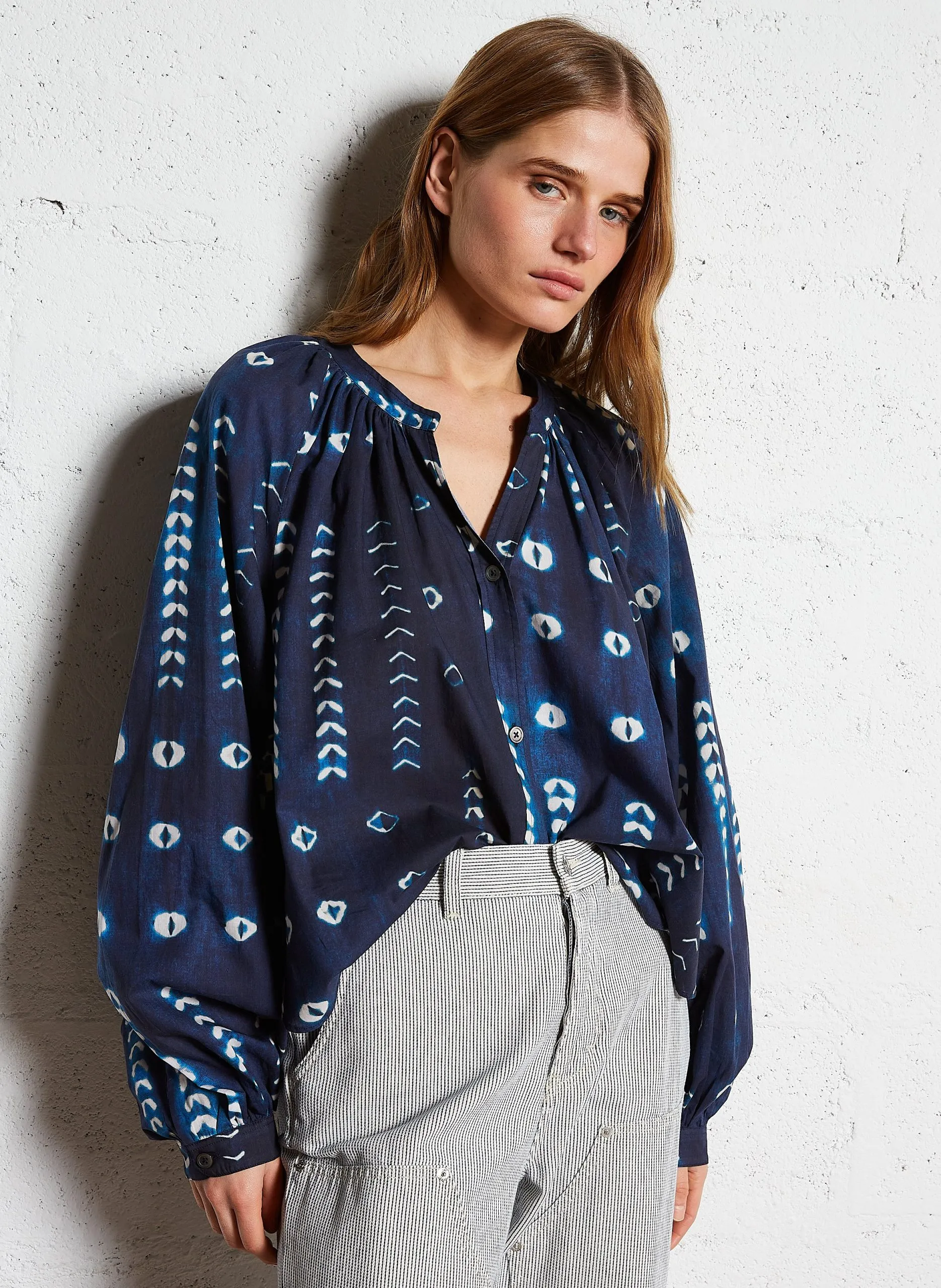 Asymmetrisches, bedrucktes Oberteil aus Baumwolle mit Rüschen Grau TONKA