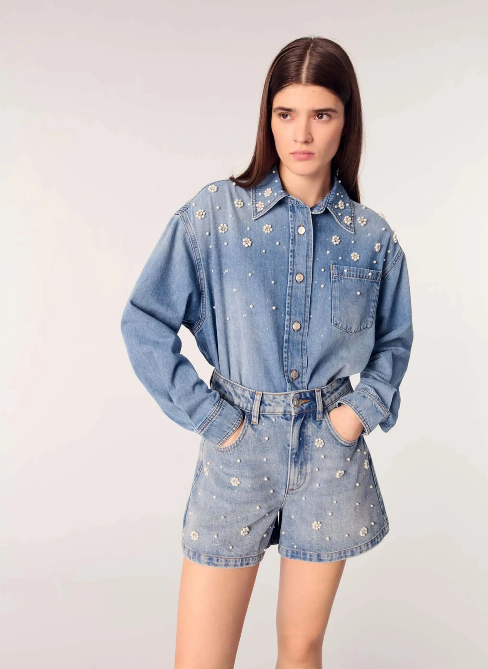 Shorts mit Blumenstickereien aus Jeansstoff Blau