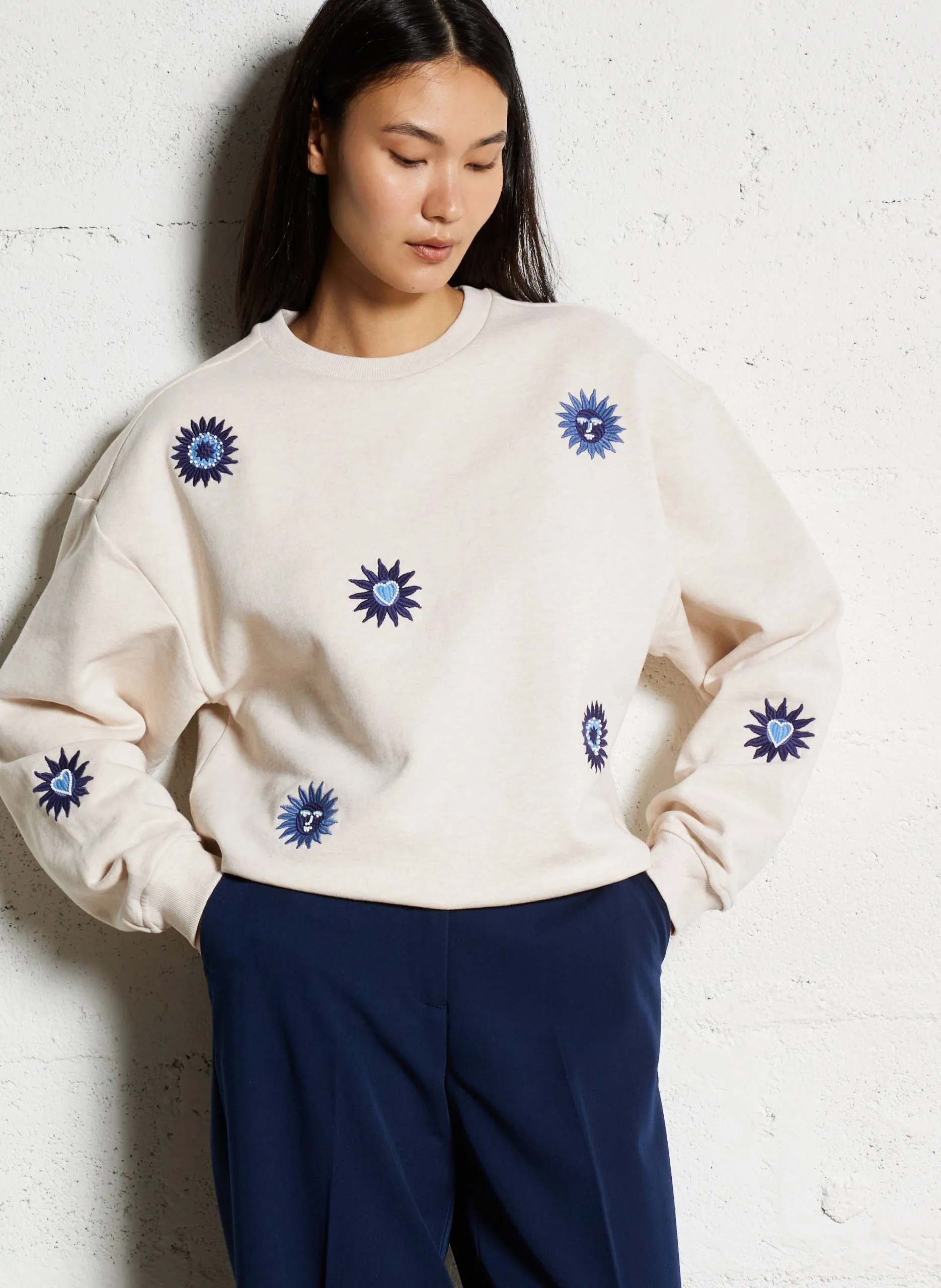 Weites Sweatshirt mit Sonnenstickereien Beige LUNA