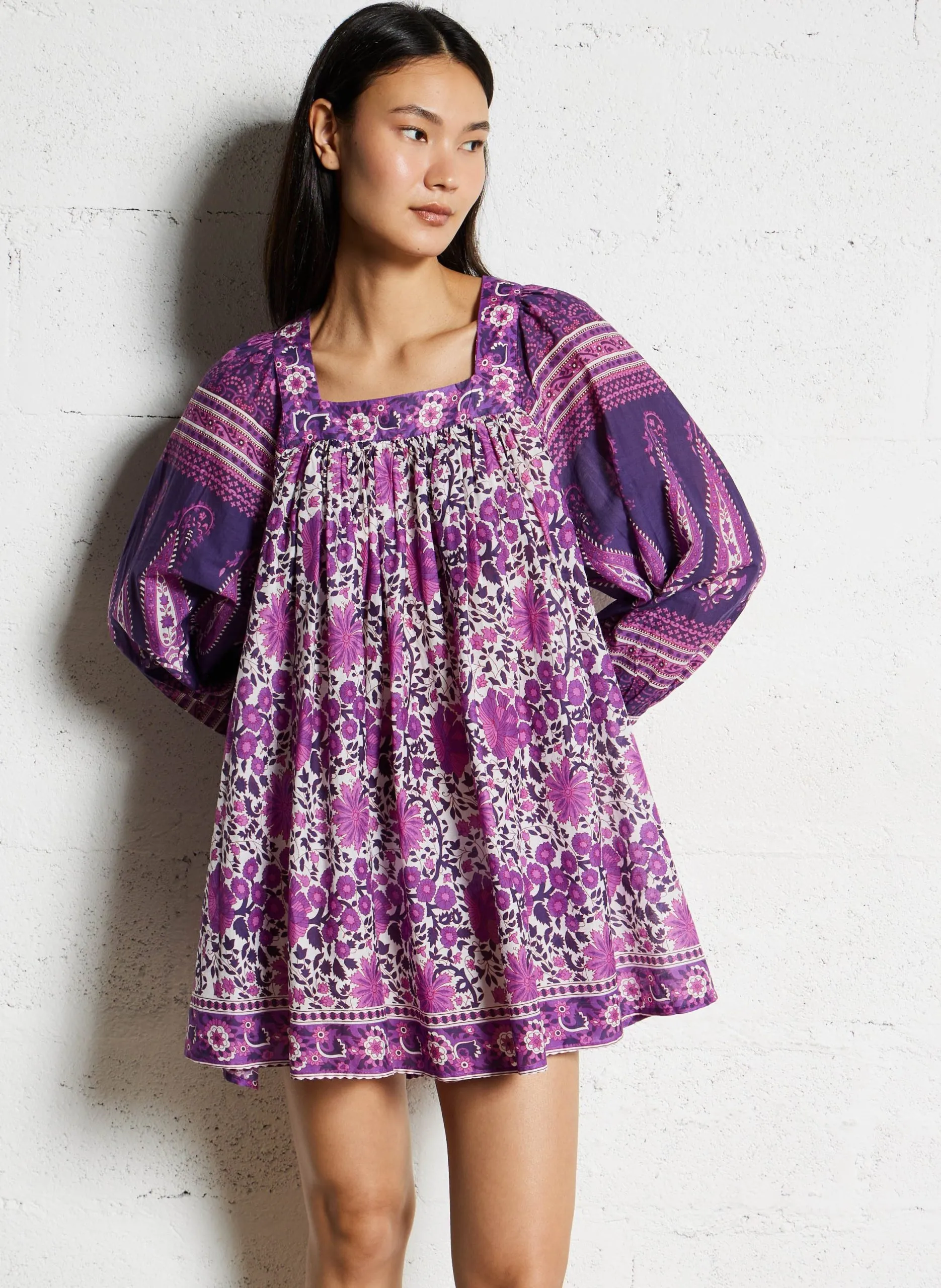 Kurzes Kleid mit quadratischem Ausschnitt und Muster Violett RABEA