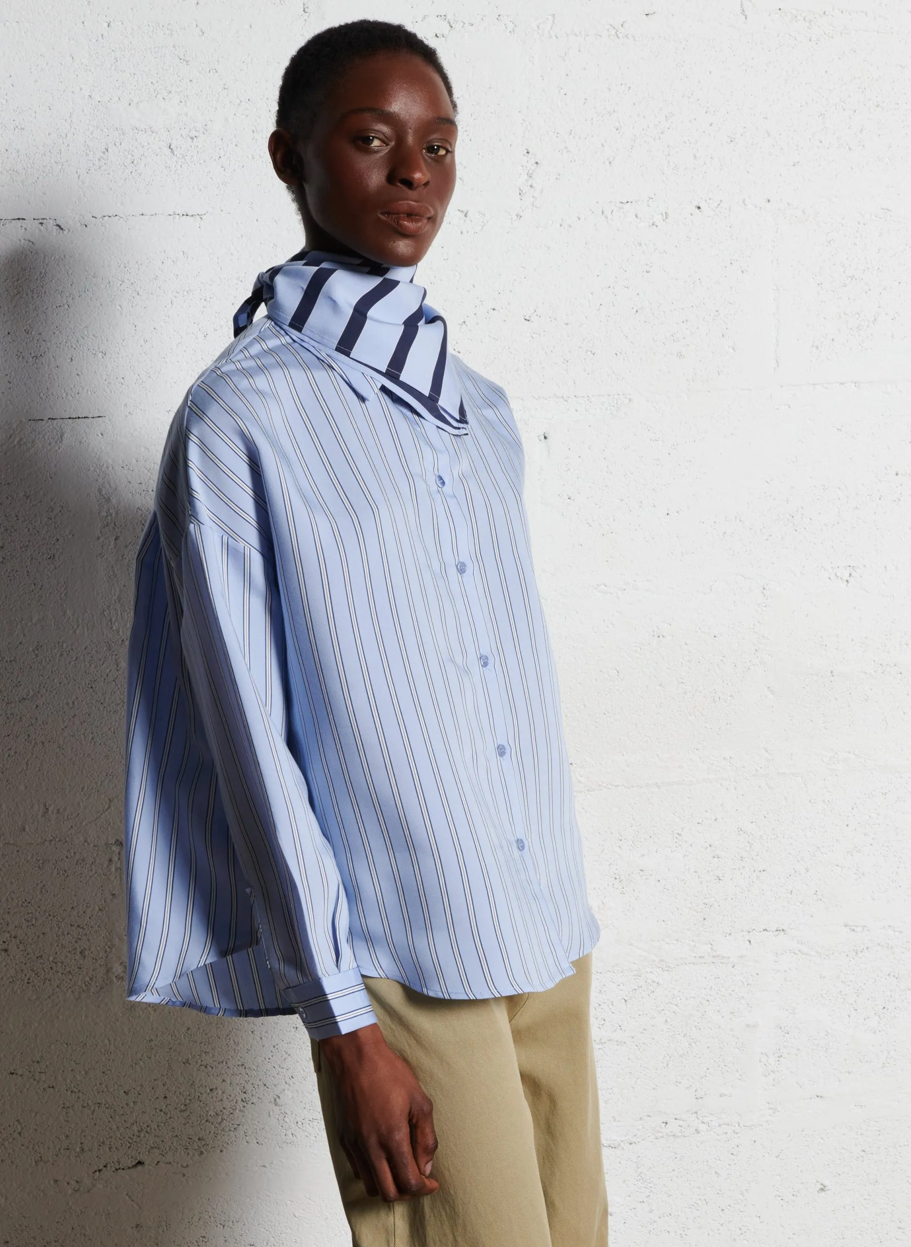 Weit geschnittene Streifenbluse Blau