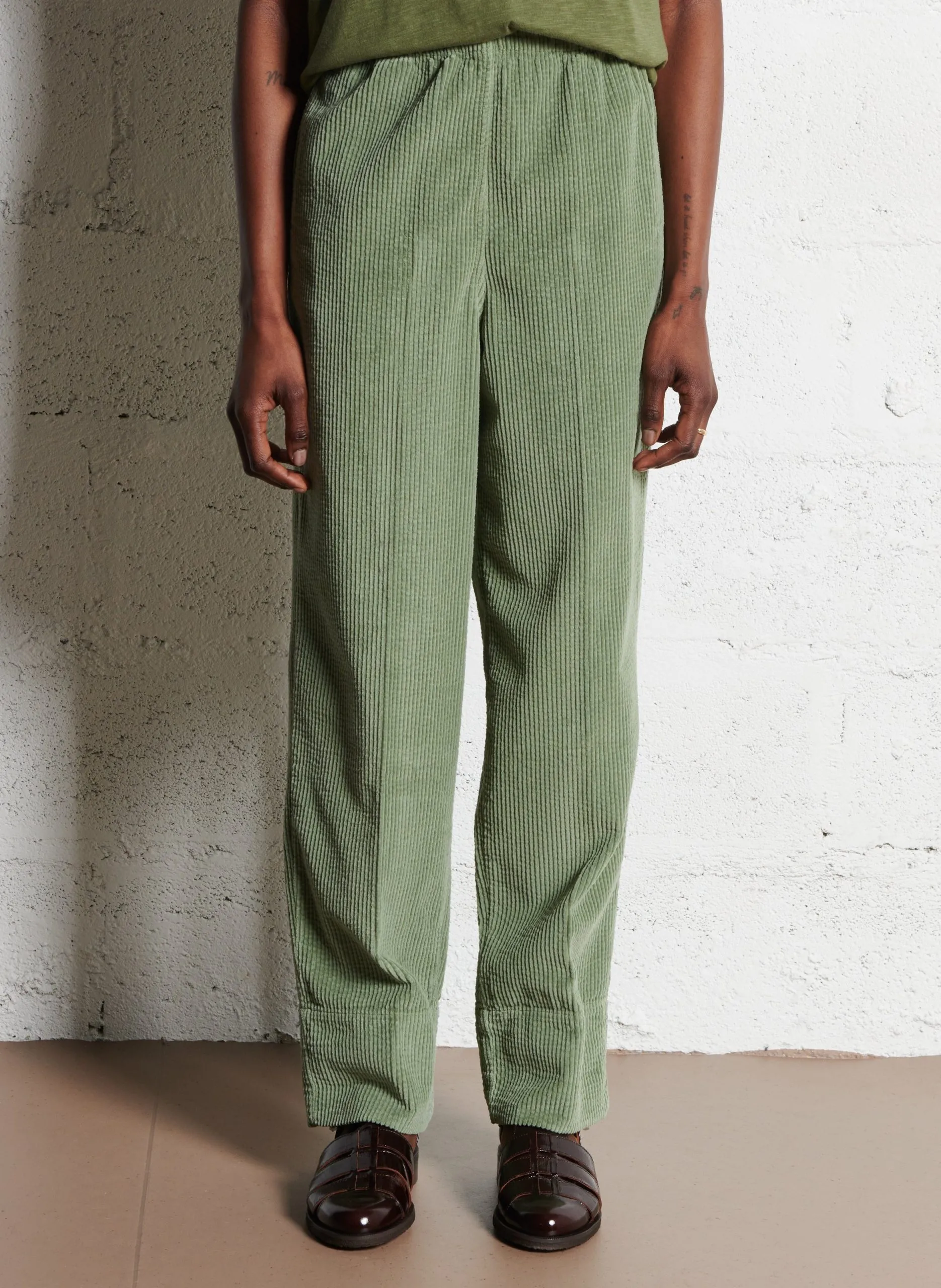 Gerade geschnittene Hose aus Cord und Baumwolle Grun PADOW