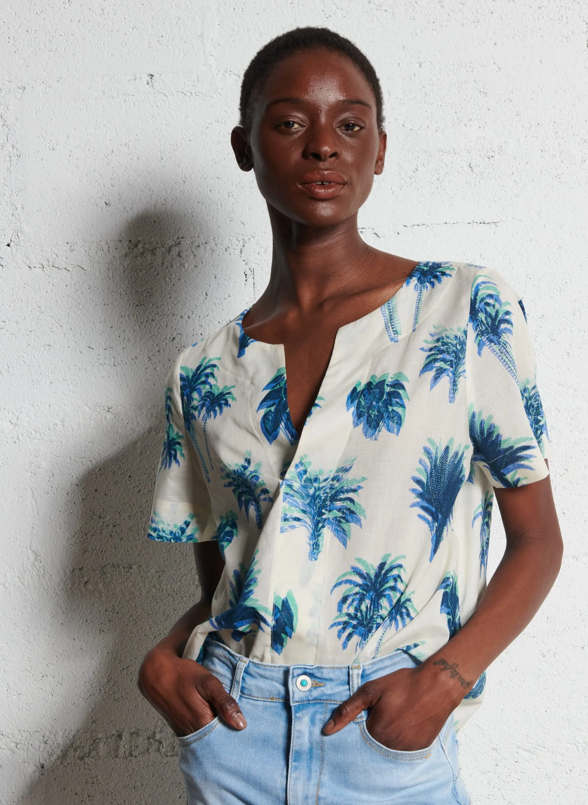 Weit geschnittenes Top mit V-Ausschnitt aus Baumwolle Blau HOPE