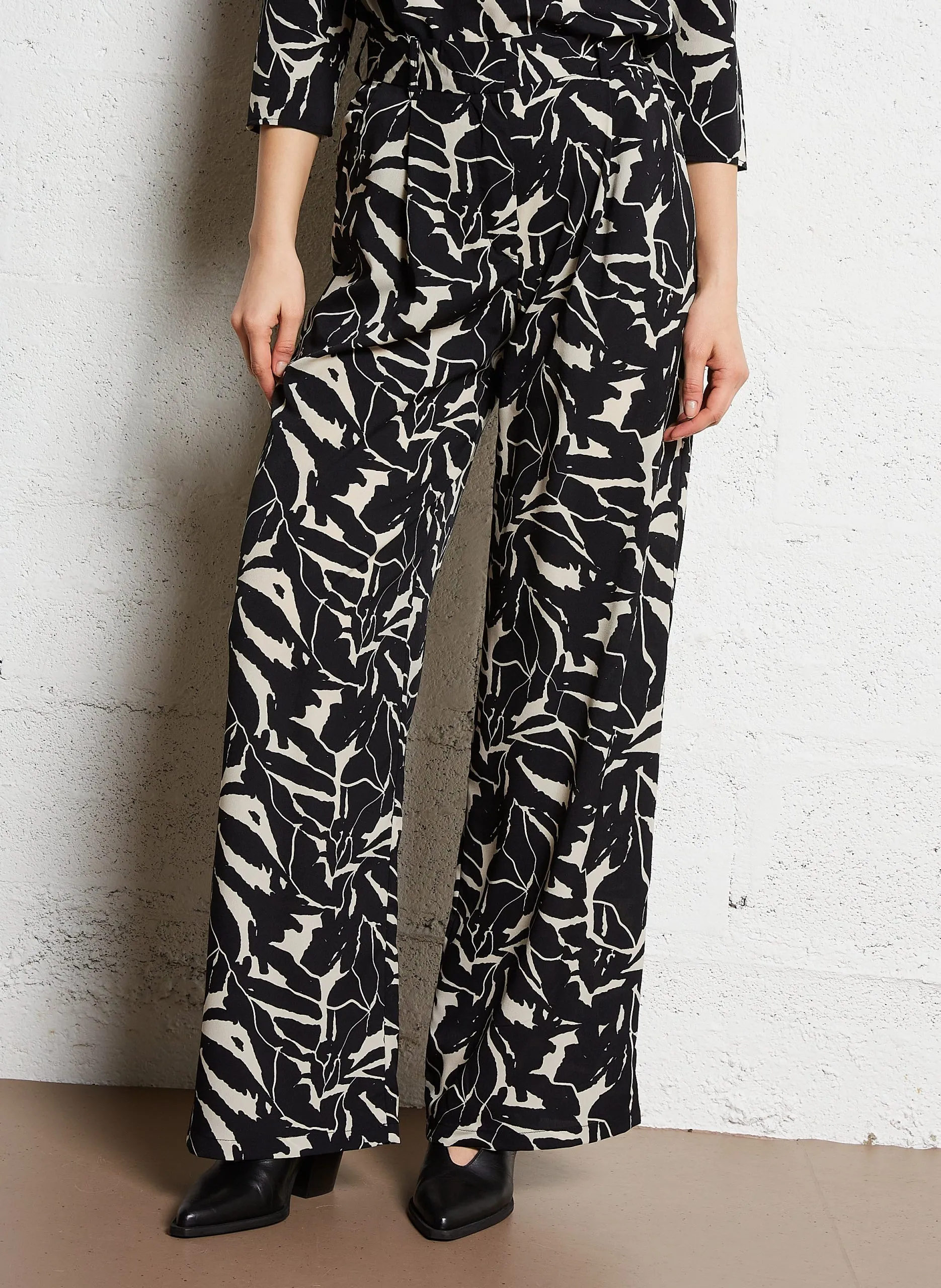 Weit geschnittene Hose mit Print Schwarz