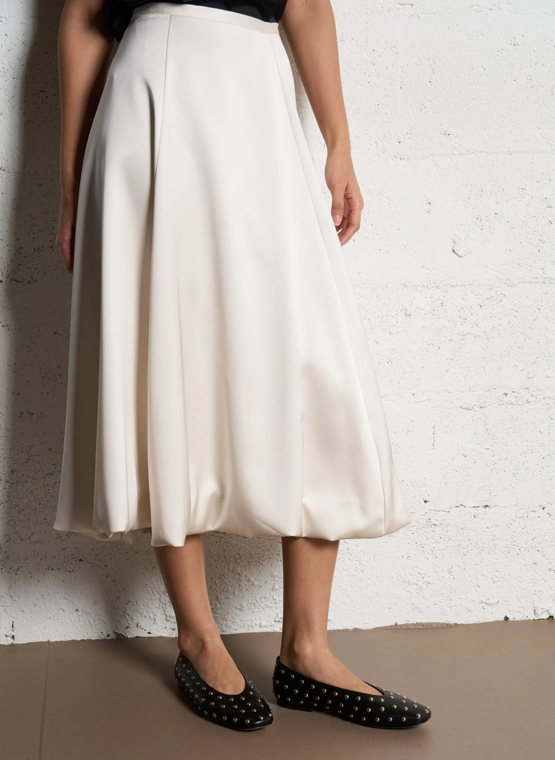 Weit geschnittener Satin-Midi-Rock Weiss