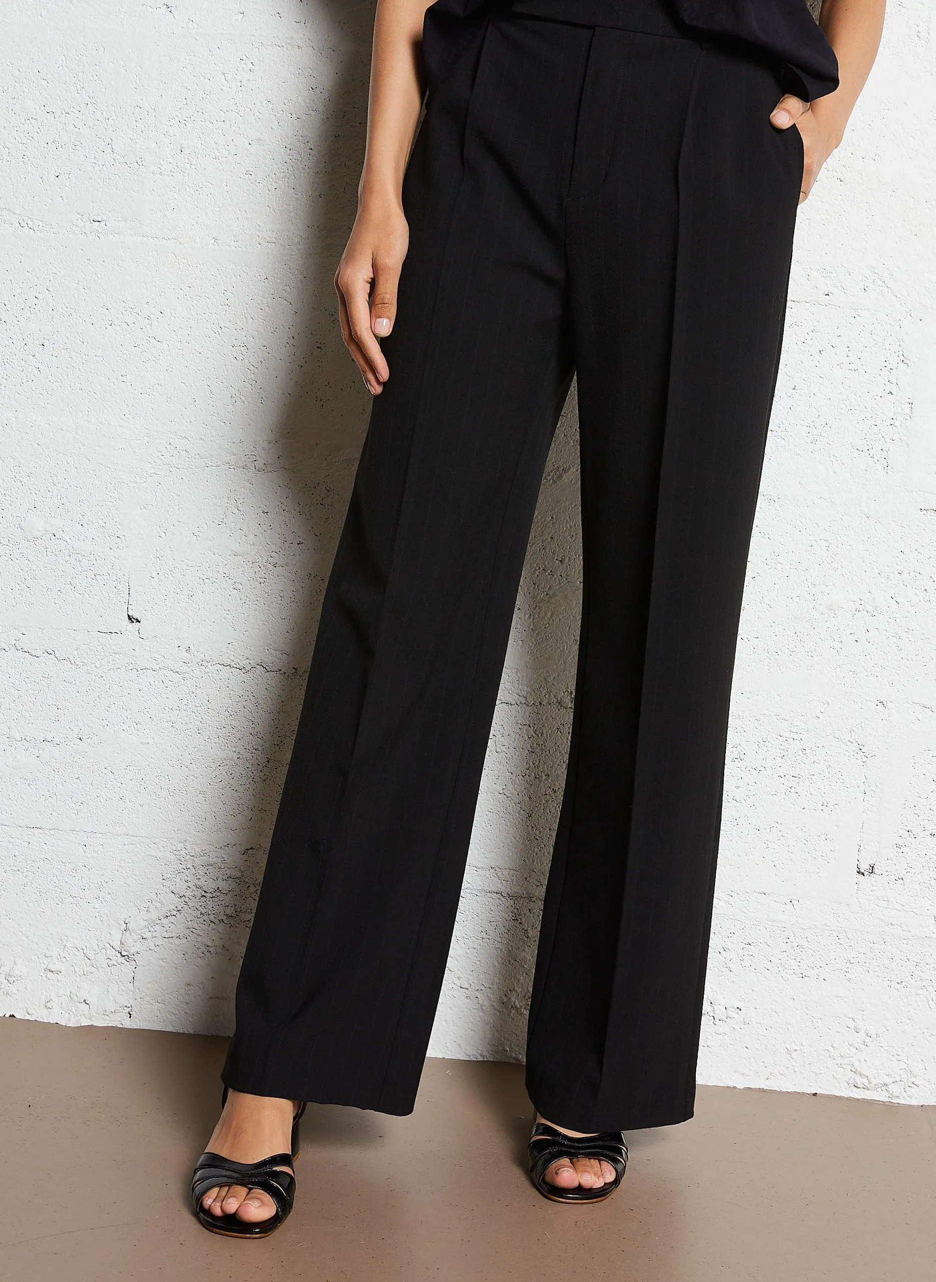 Gerade geschnittene Hose mit Streifen Schwarz