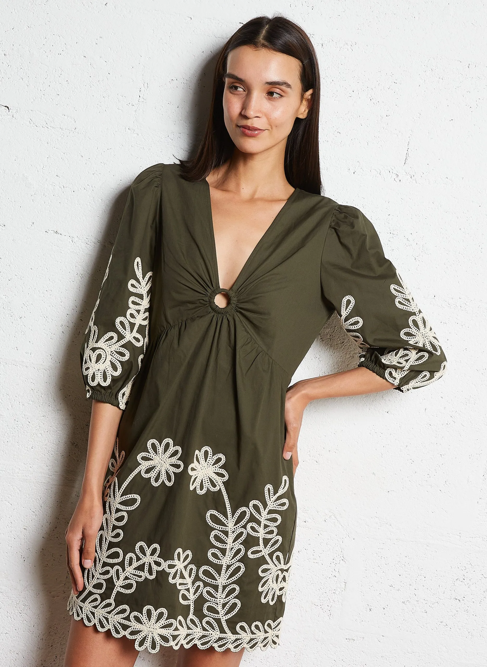 Baumwoll-Kurzkleid mit V-Ausschnitt und Stickerei Khaki ALICE