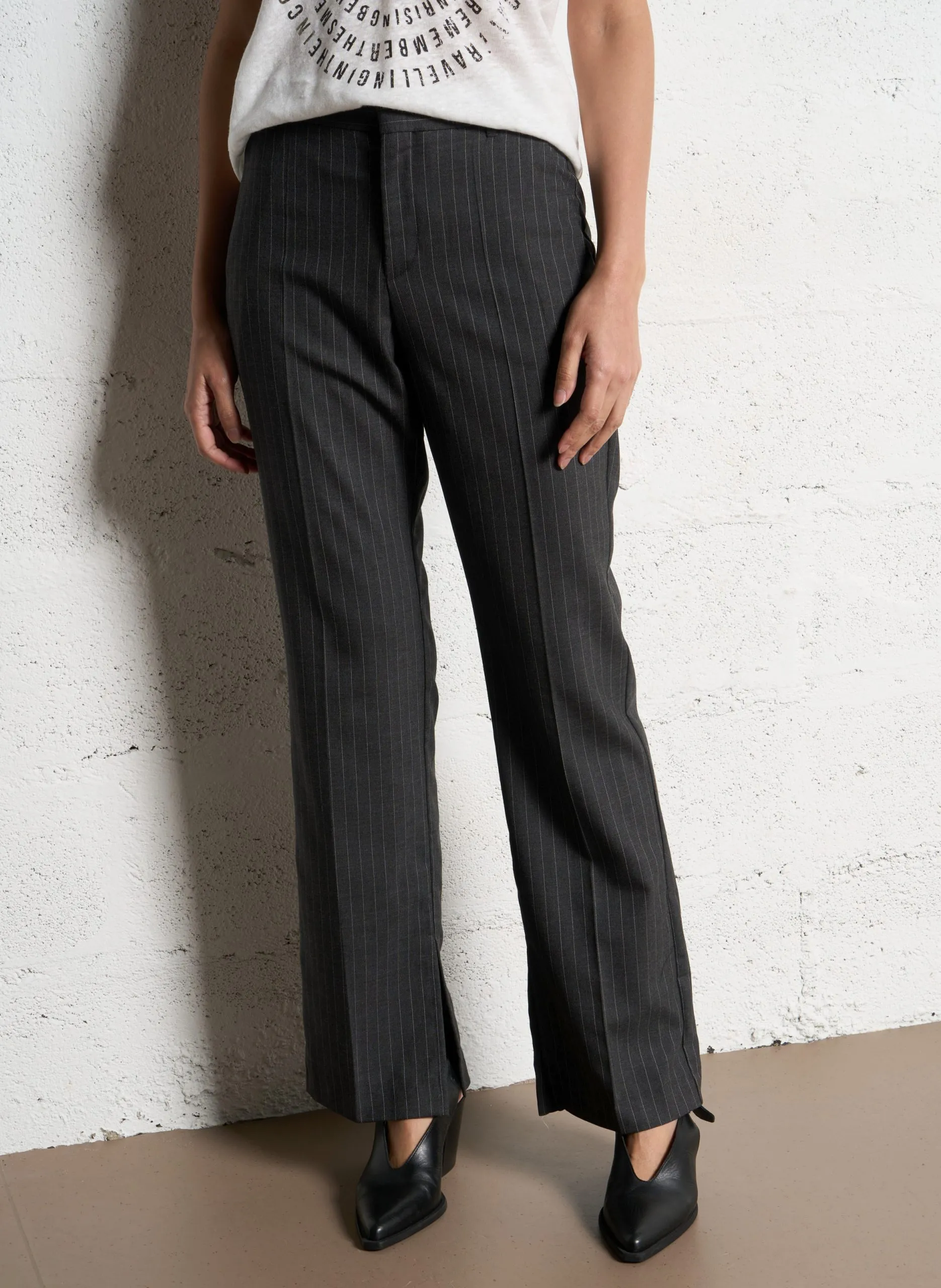 Gerade geschnittene, fließende Streifenhose Grau