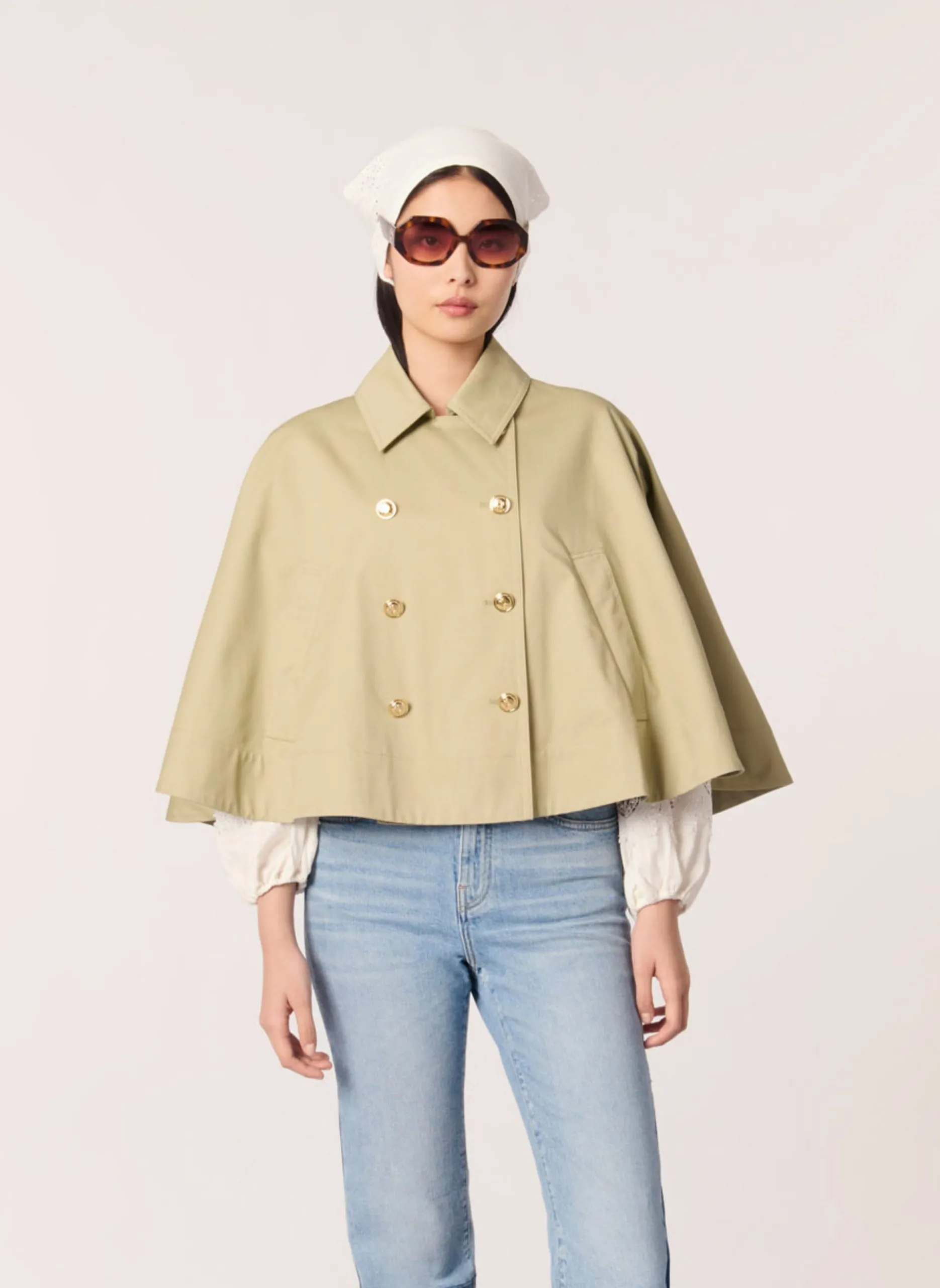 Weit geschnittener Cape mit klassischem Kragen aus Baumwolle. Khaki